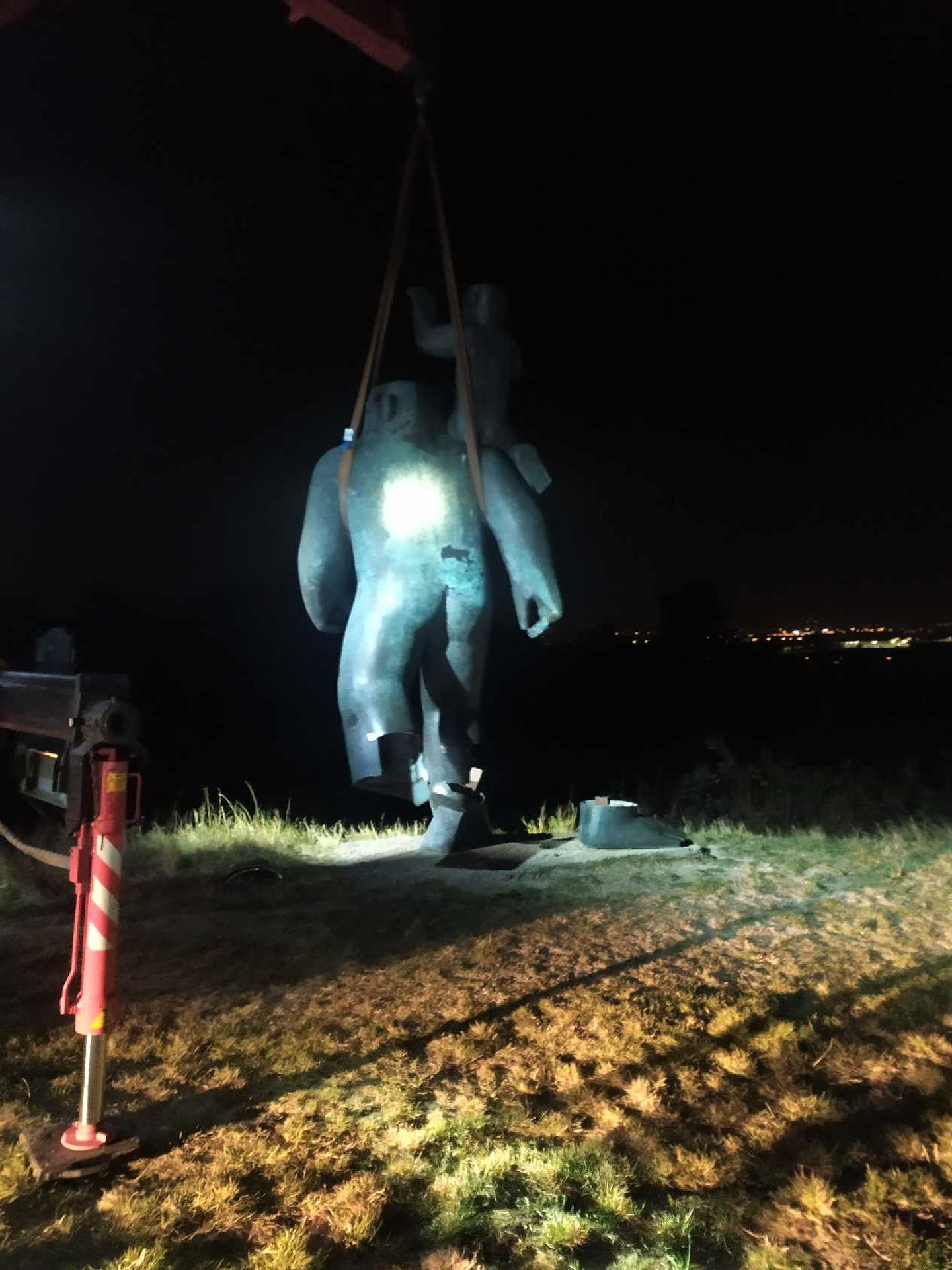 Obří sochu svatého Kryštofa u Olomouce někdo podřezal - Zloději poškodili obří sochu svatého Kryštofa u Olomouce (2/6)