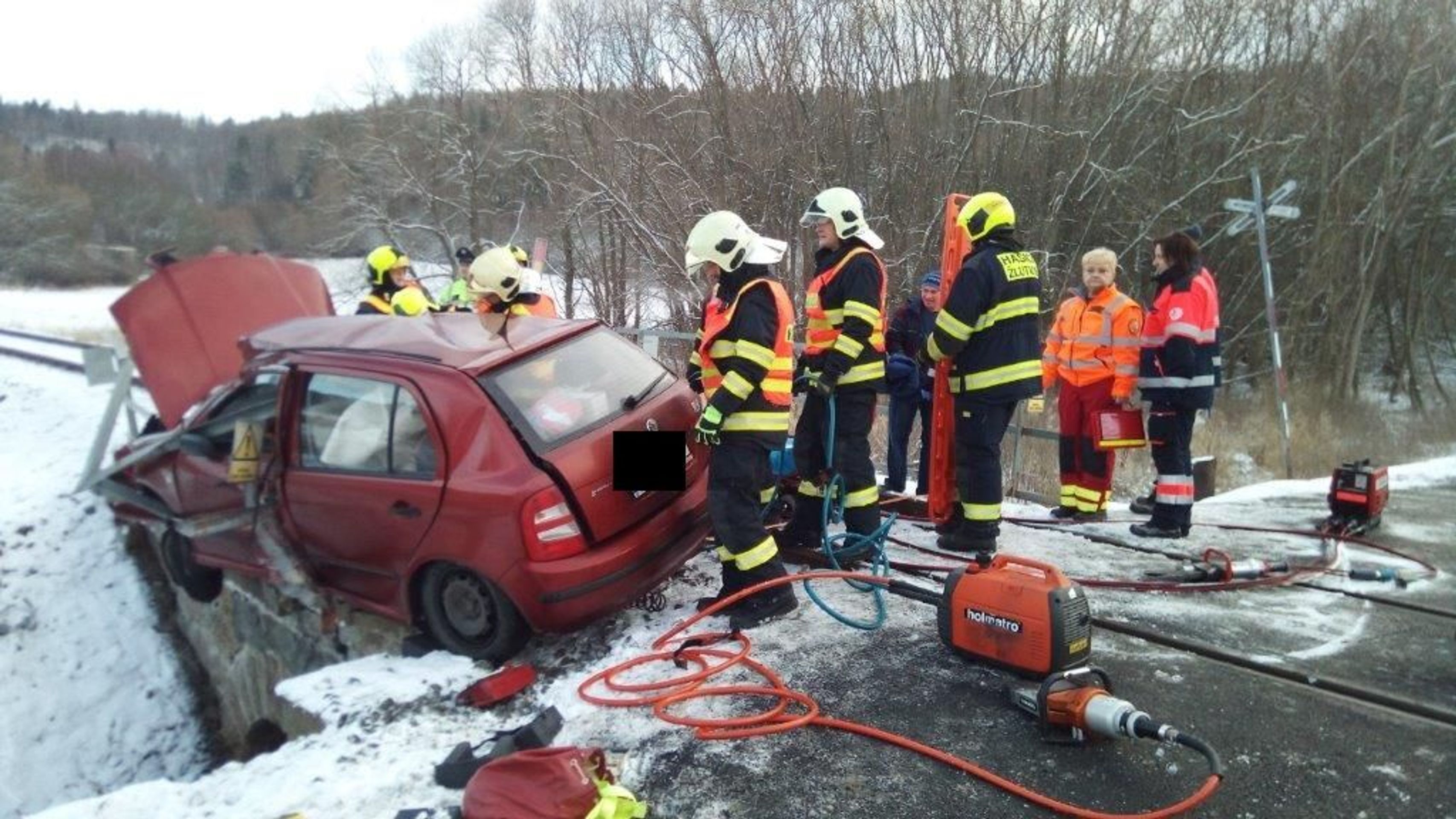Vlak smetl na přejezdu na Karlovarsku auto - 11 - GALERIE: Nehoda na přejezdu Záhořice (9/19)
