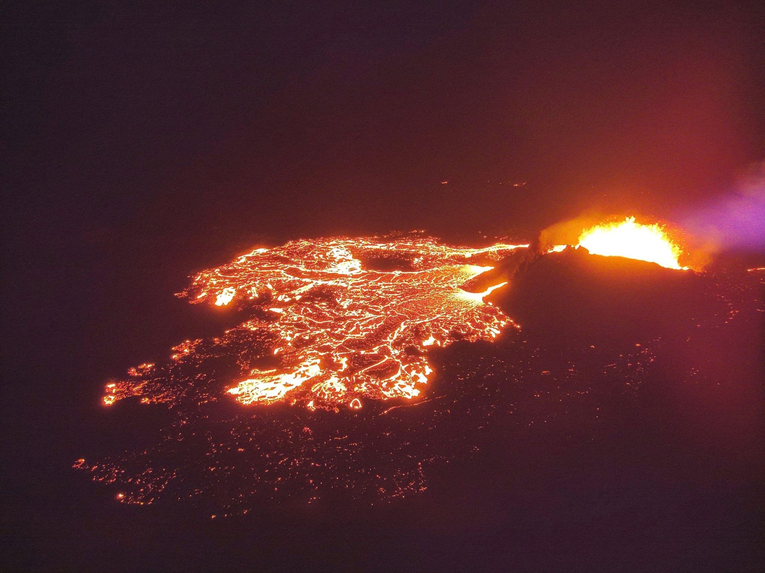 Z islandského sopečného kráteru Sundhnúkur se valí láva, 8. 4. 2024 (2) - Sopečné erupce na Islandu (5/17)