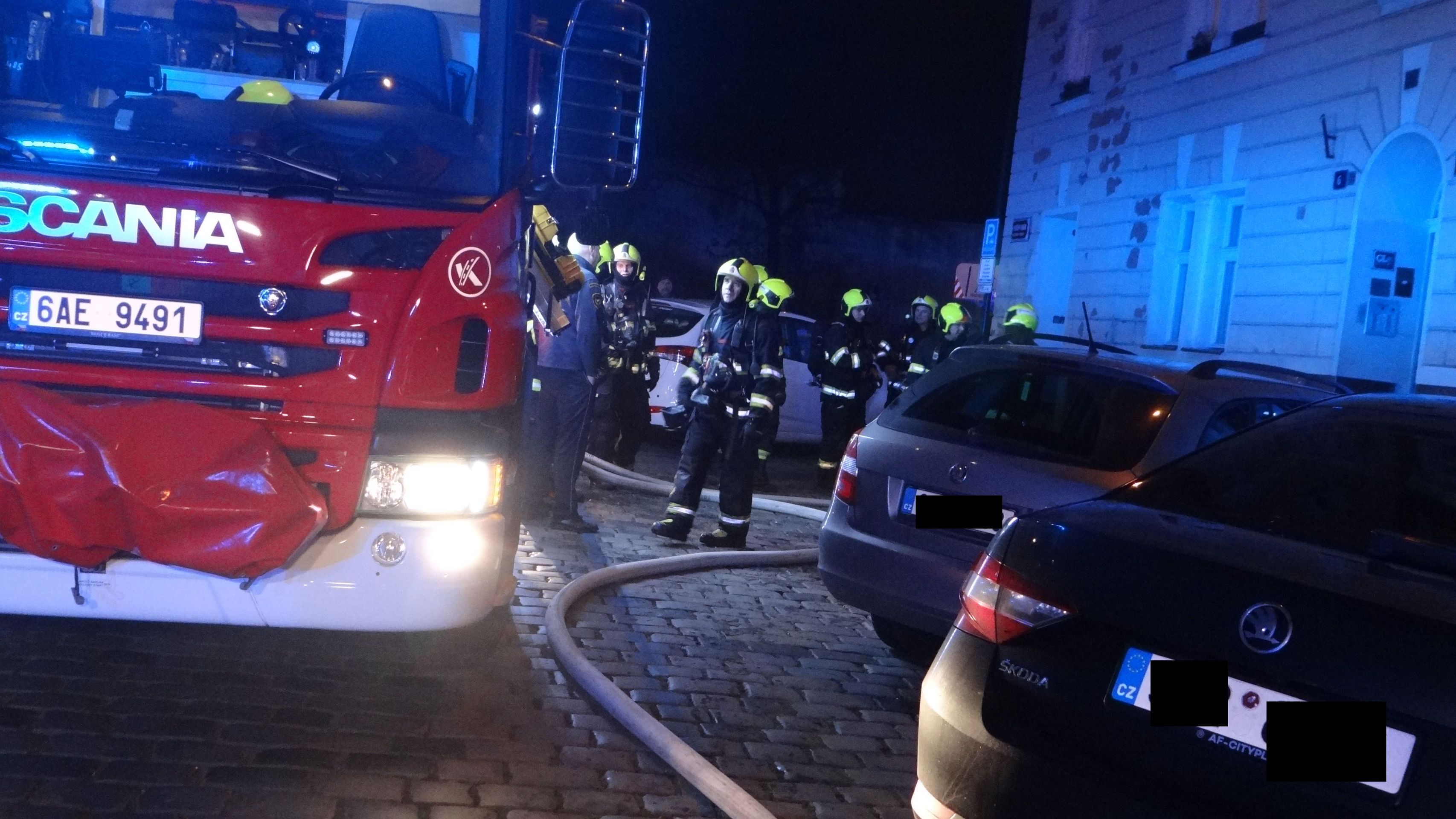Tři jednotky hasičů zachránily 39 nájemníků, šest odvezly sanitky - GALERIE: Požár v činžovním domě v centru Prahy (4/6)
