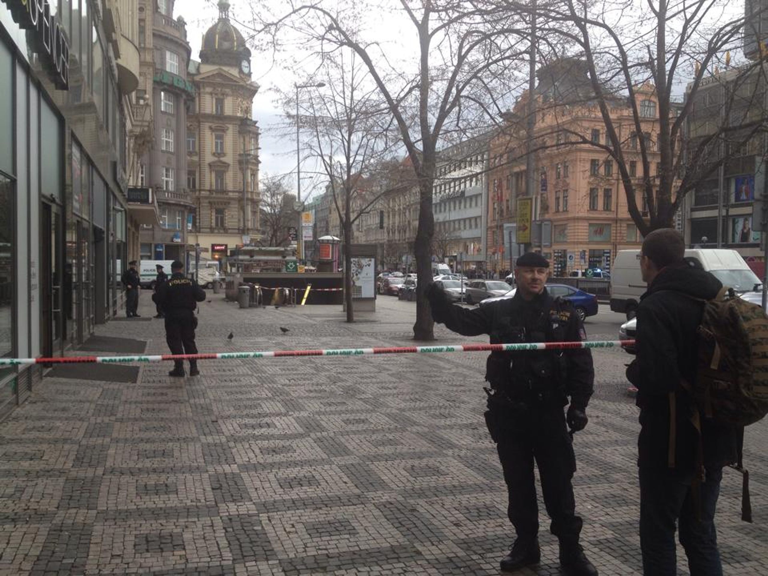 Poplach na Václavském náměstí kvůli bombě - GALERIE: Václavské náměstí bylo uzavřeno kvůli bombě (2/5)