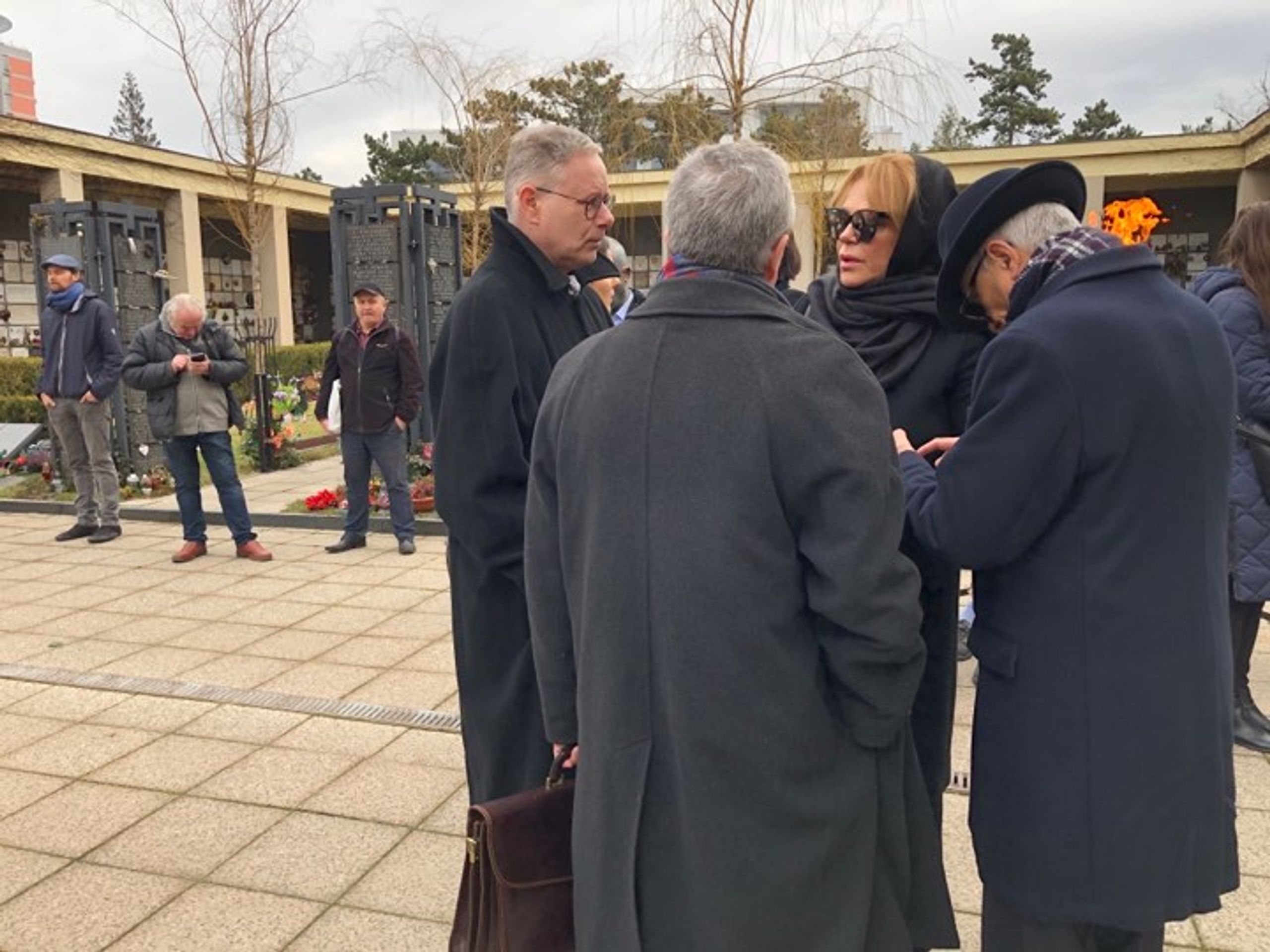 Lidé se loučí s Taťanou Fischerovou - GALERIE: Rozloučení s Taťanou Fischerovou (23/23)