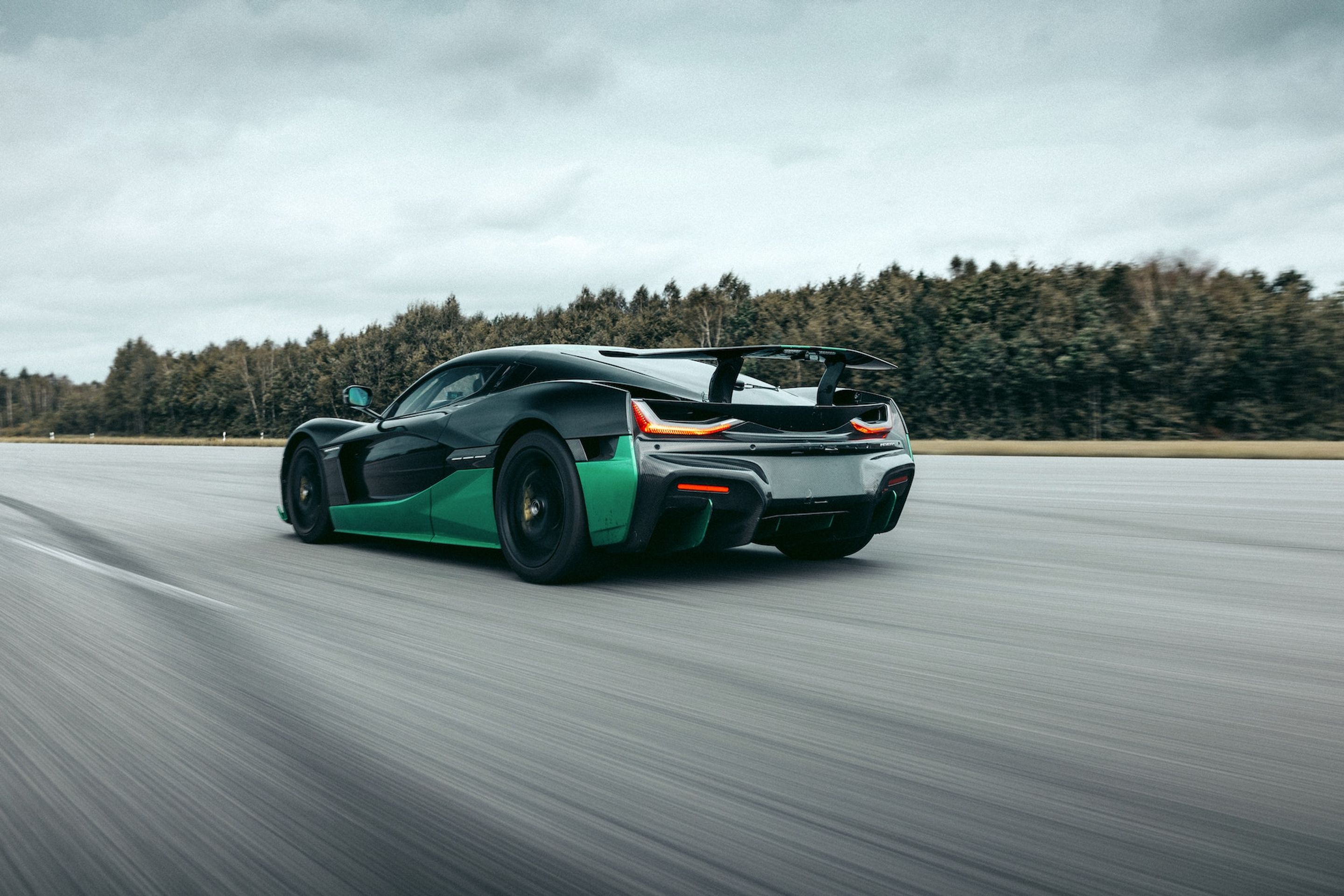 Rimac Nevera při rekordní jízdě pozpátku - Elektrický hypersport Rimac Nevera při pokusu o kuriózní rekord (3/7)