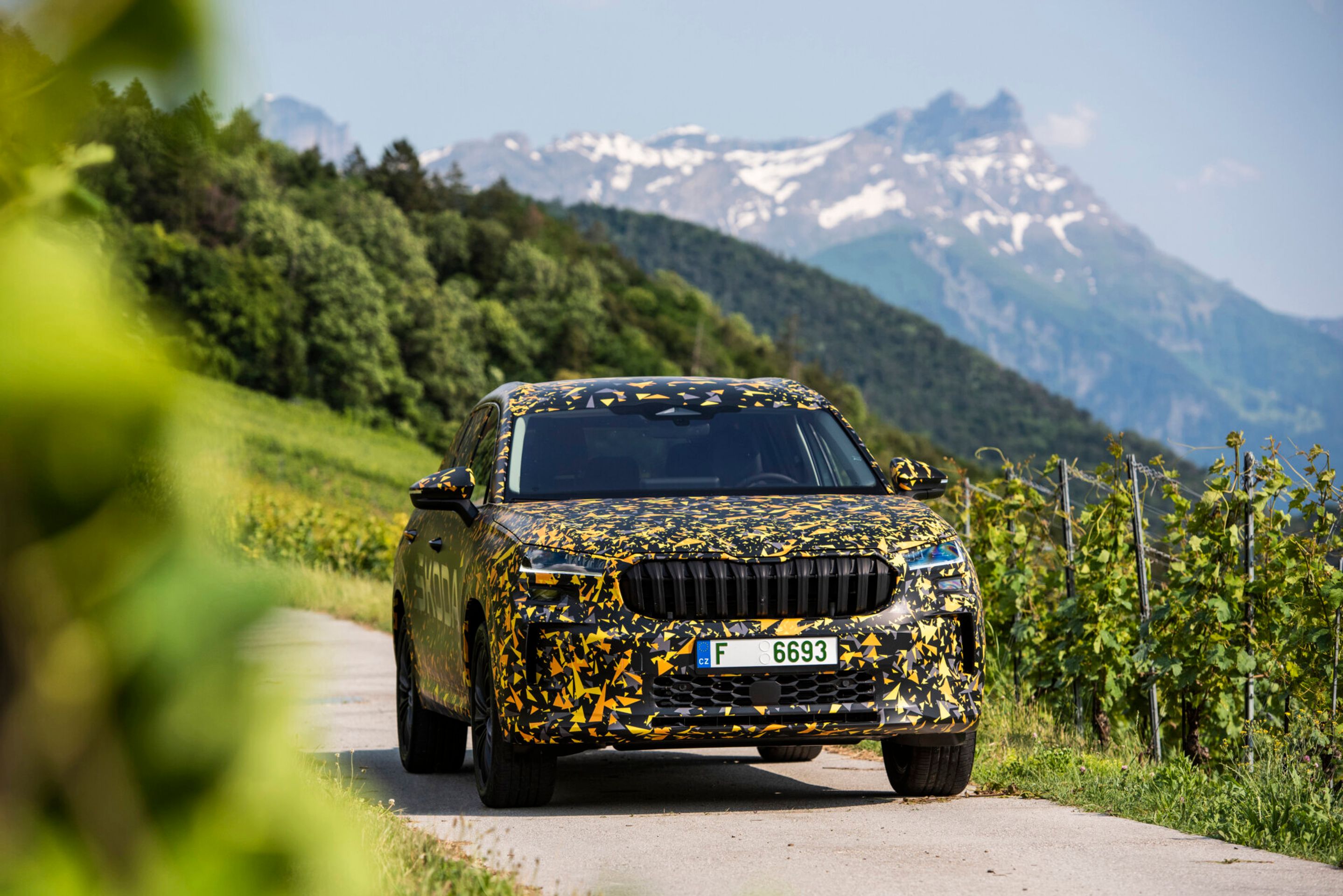 Druhá generace Škody Kodiaq pod maskováním - Druhá generace Škody Kodiaq na skicách a pod maskováním (14/17)