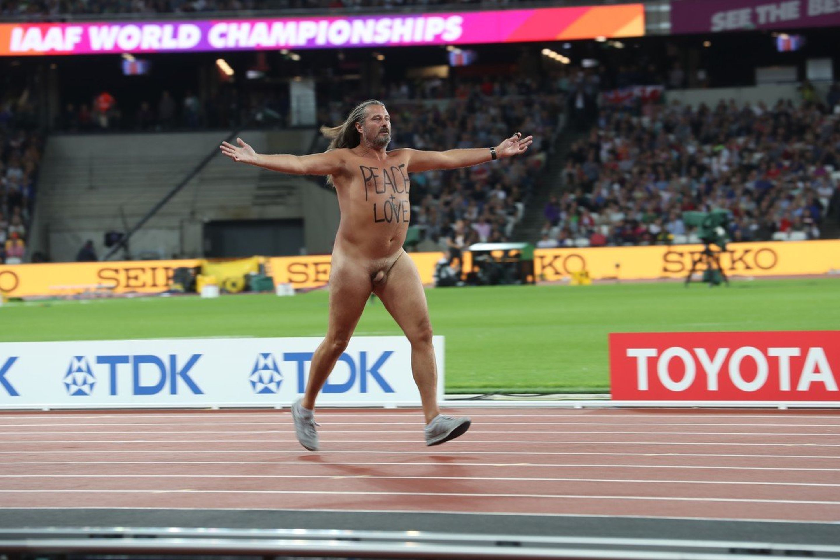 Usain Bolt a nahý fanoušek - GALERIE: Bolt se loučil s kariérou, s ním se zase loučil odvážný naháč! (2/6)