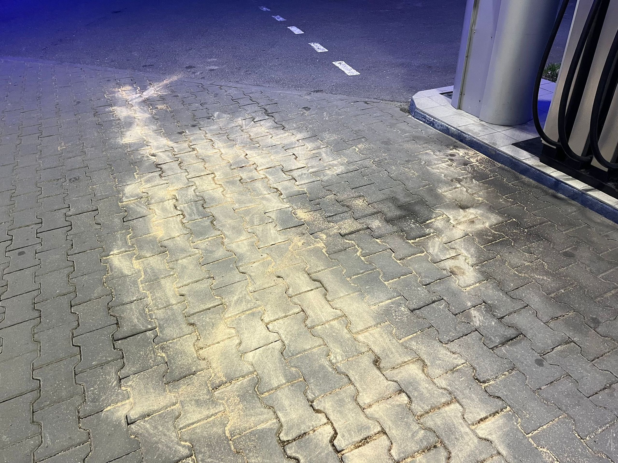 Muž se pokusil zapálit benzín na čerpací stanici (2) - Muž se pokusil zapálit benzín na čerpací stanici (1/3)