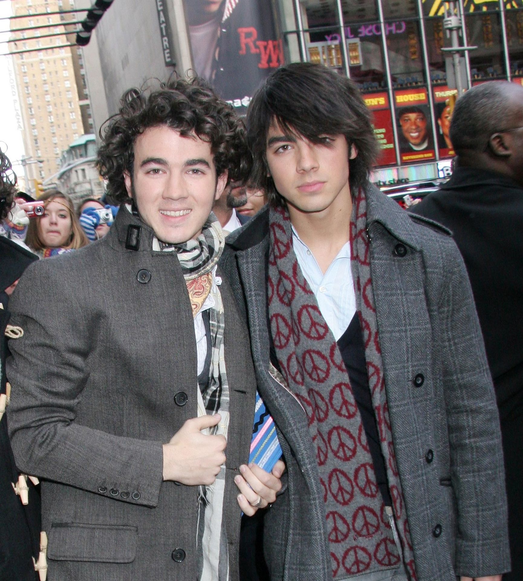 Kevin Jonas s bratrem Joem, 23. 11. 2007 New York - Kevin Jonas (6/6)