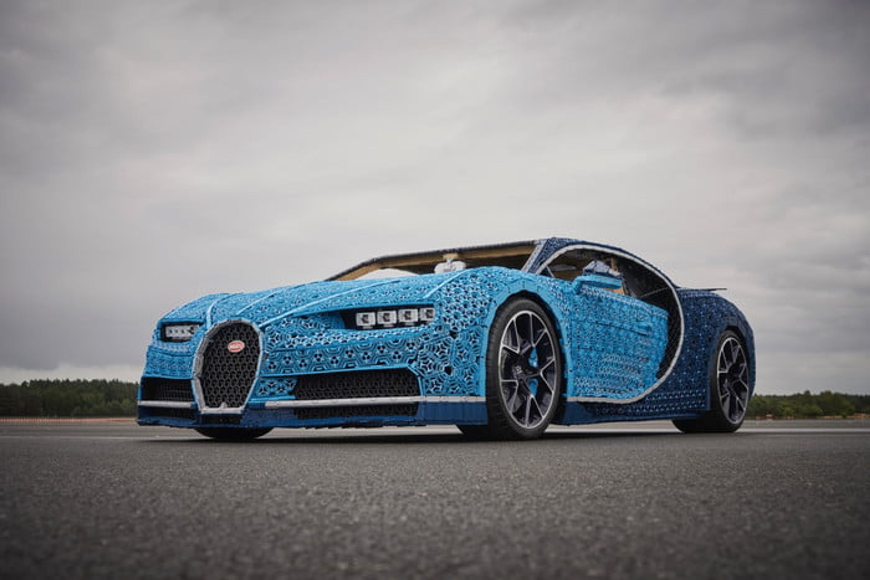 Bugatti Chiron z lega - Fotogalerie: V Kladně postavili pojízdné bugatti z lega (14/14)