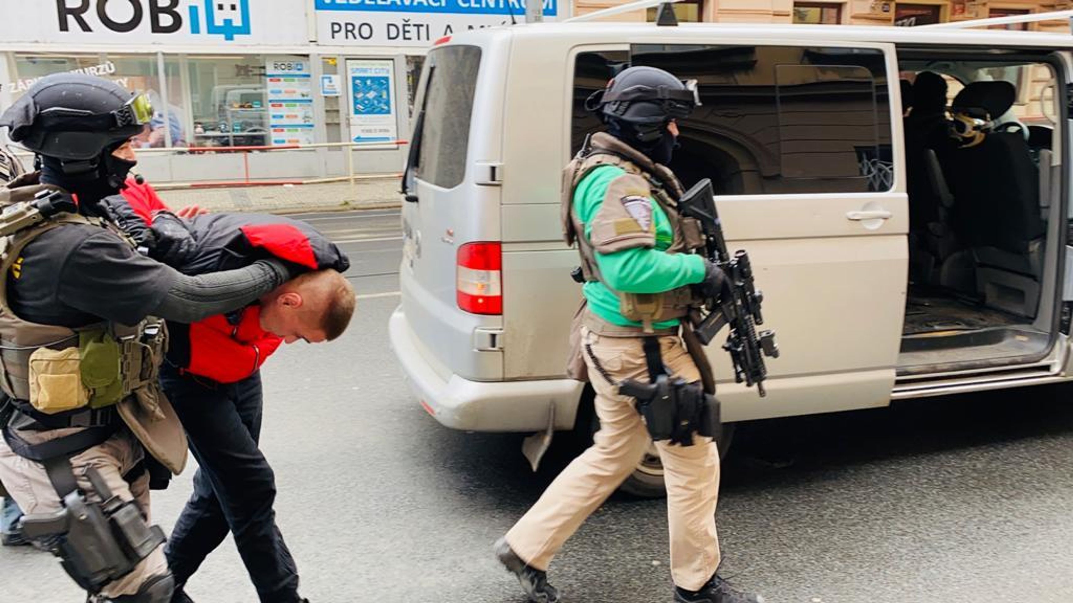 Policisté dopadli podezřelé z přepadení benzínky v Praze - 2 - GALERIE: Policisté dopadli muže podezřelé z přepadení benzínky v Praze (4/5)