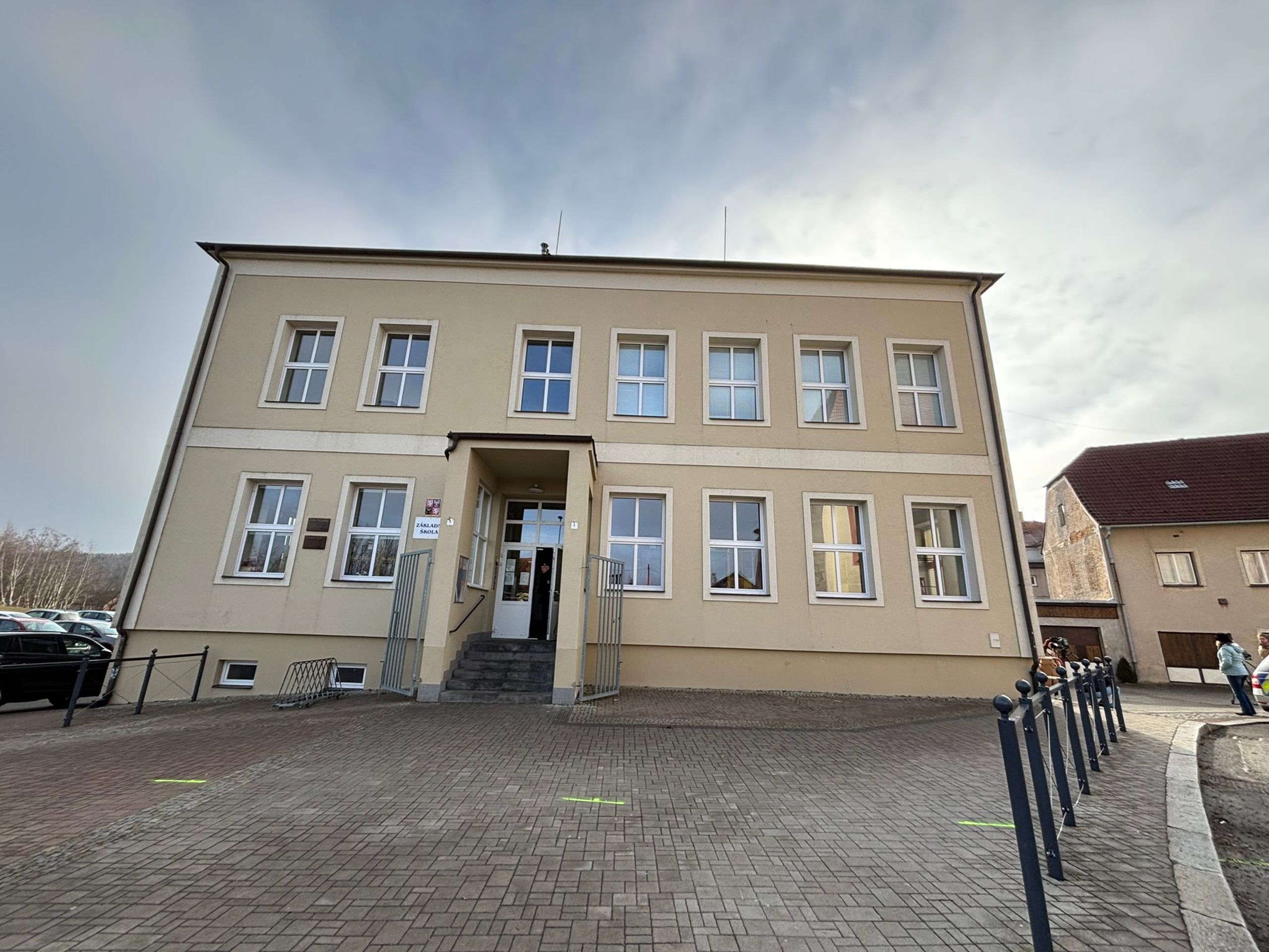 Zásah policie na základní škole v Českých Budějovicích (3) - Zásah policie na základní škole v Českých Budějovicích (4/5)
