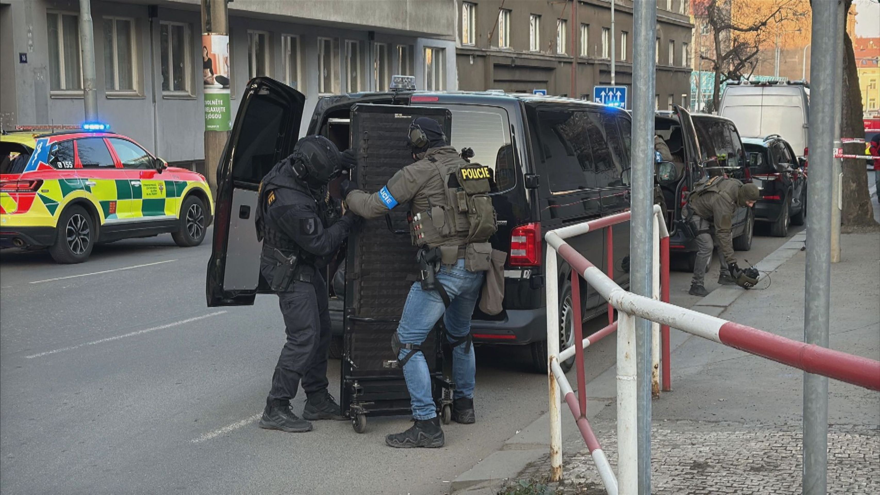 Policie zasahuje v hotelu na pražském Smíchově - Policie zasahuje v hotelu na pražském Smíchově (4/7)