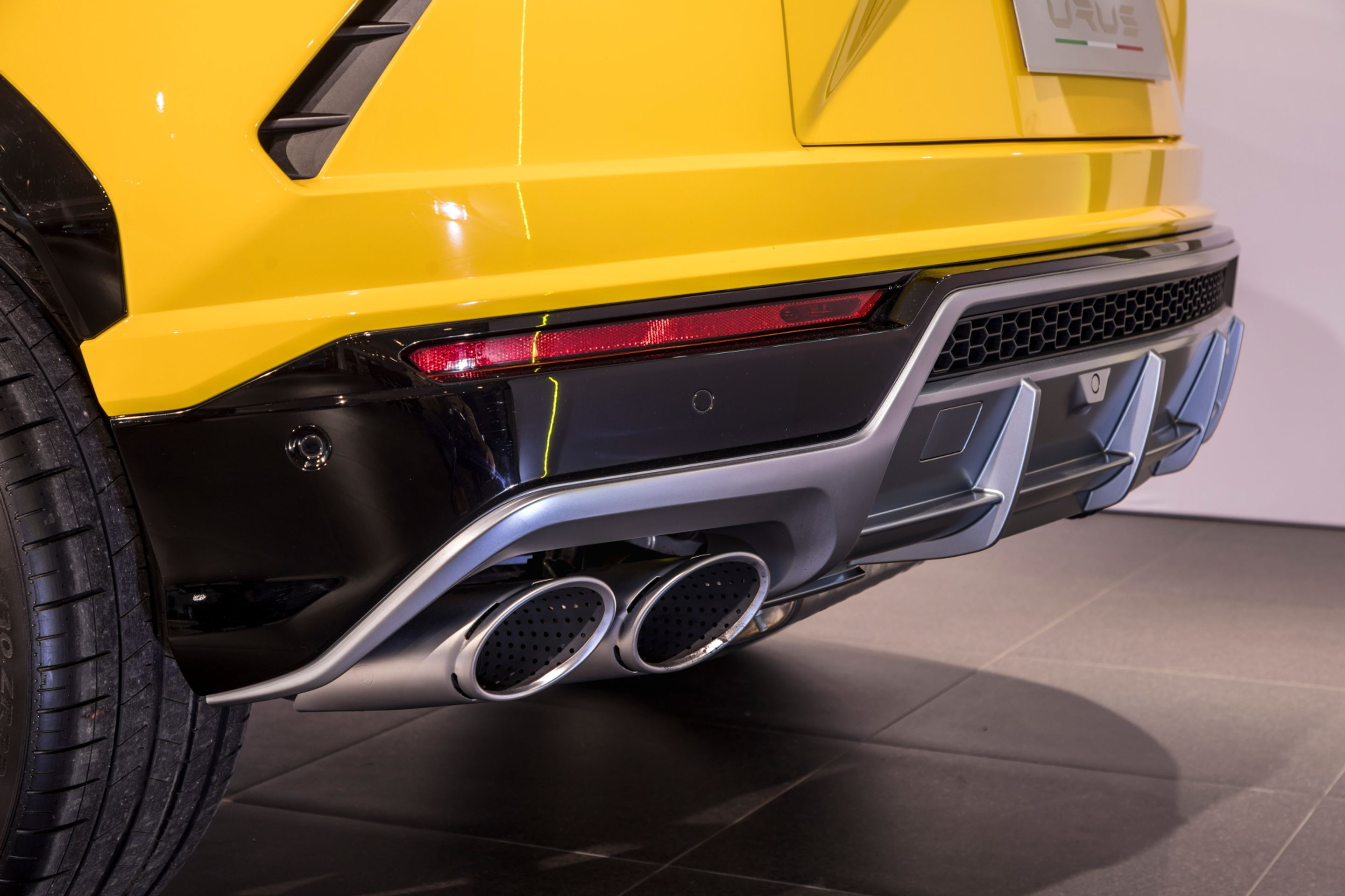 Lamborghini Urus - 2 - Fotogalerie: Nejdrsnější SUV Lamborghini Urus (5/30)