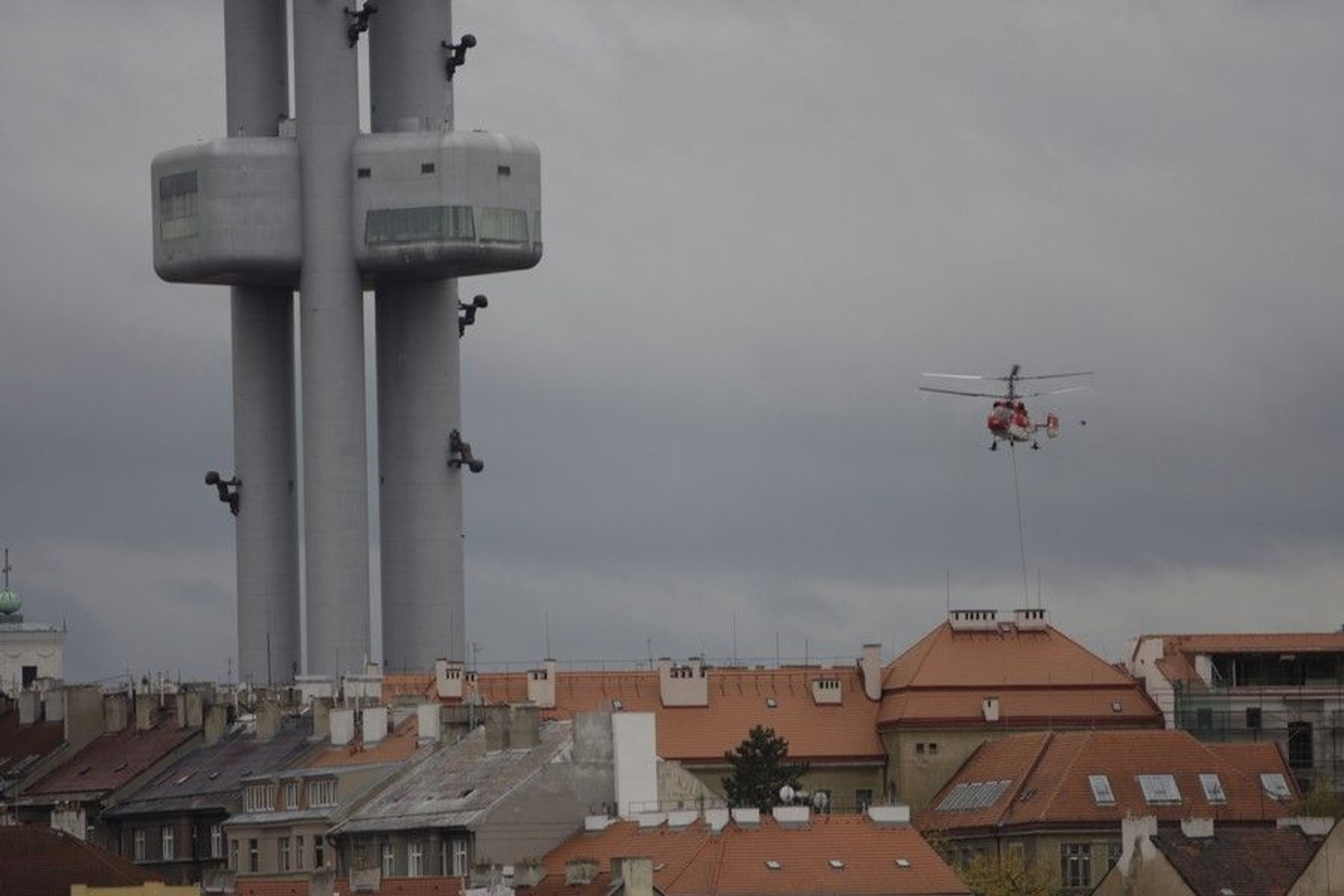Vrtulník nad žižkovským vysílačem - Fotogalerie - Vrtulník nad žižkovským vysílačem (2/5)