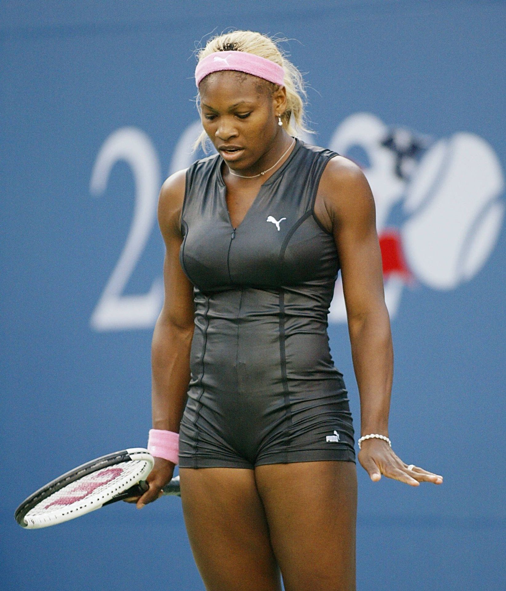 Serena zvolila přilnavý černý oblek už na US Open 2002 - GALERIE: Serena Williamsová a její převleky (1/6)