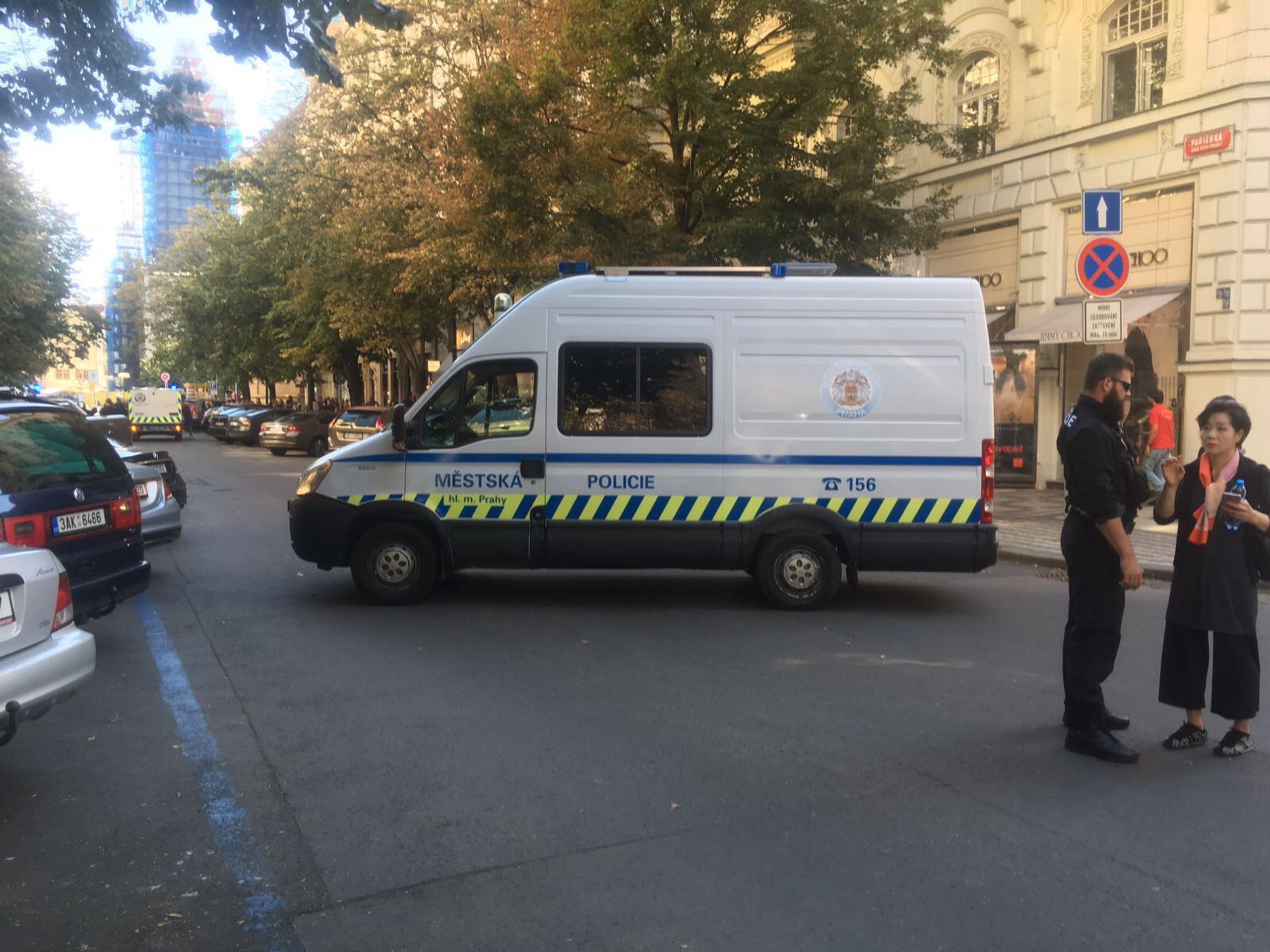Policejní poplach na Staroměstském náměstí - GALERIE: Policie vyklízí Staroměstské náměstí (2/8)