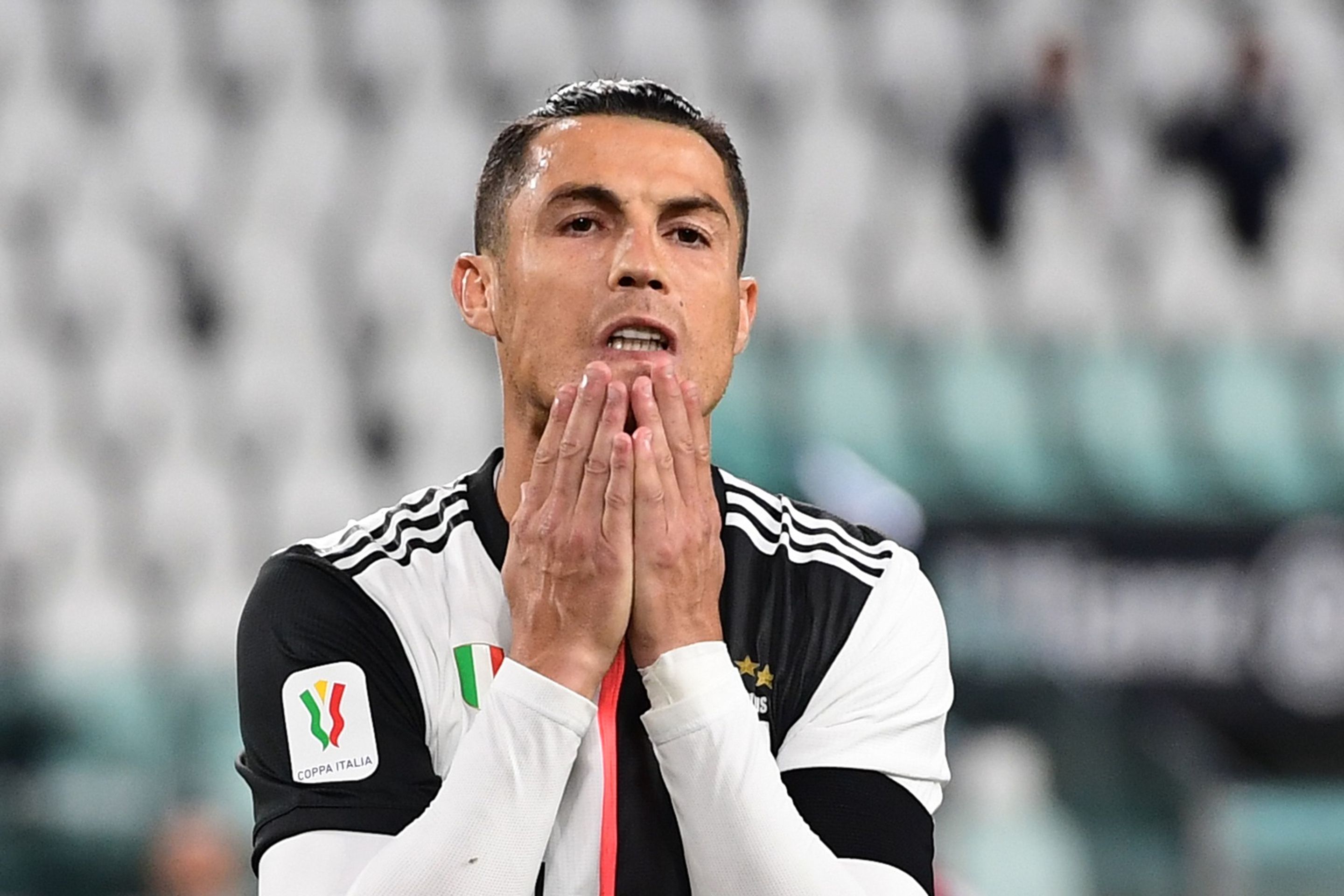 Cristiano Ronaldo zklamaný po neproměněné penaltě - GALERIE: Dům, ve kterém Cristiano Ronaldo tráví karanténu kvůli pozitivním testu na Covid-19 (6/7)
