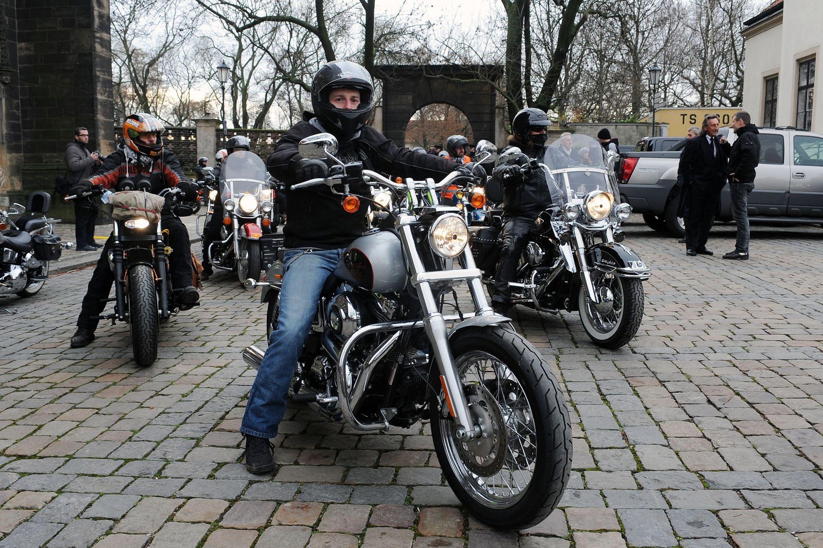 Rozloučení s Petrem Hapkou - motorkáři - 5 - GALERIE: Poslední rozloučení s Petrem Hapkou (13/37)