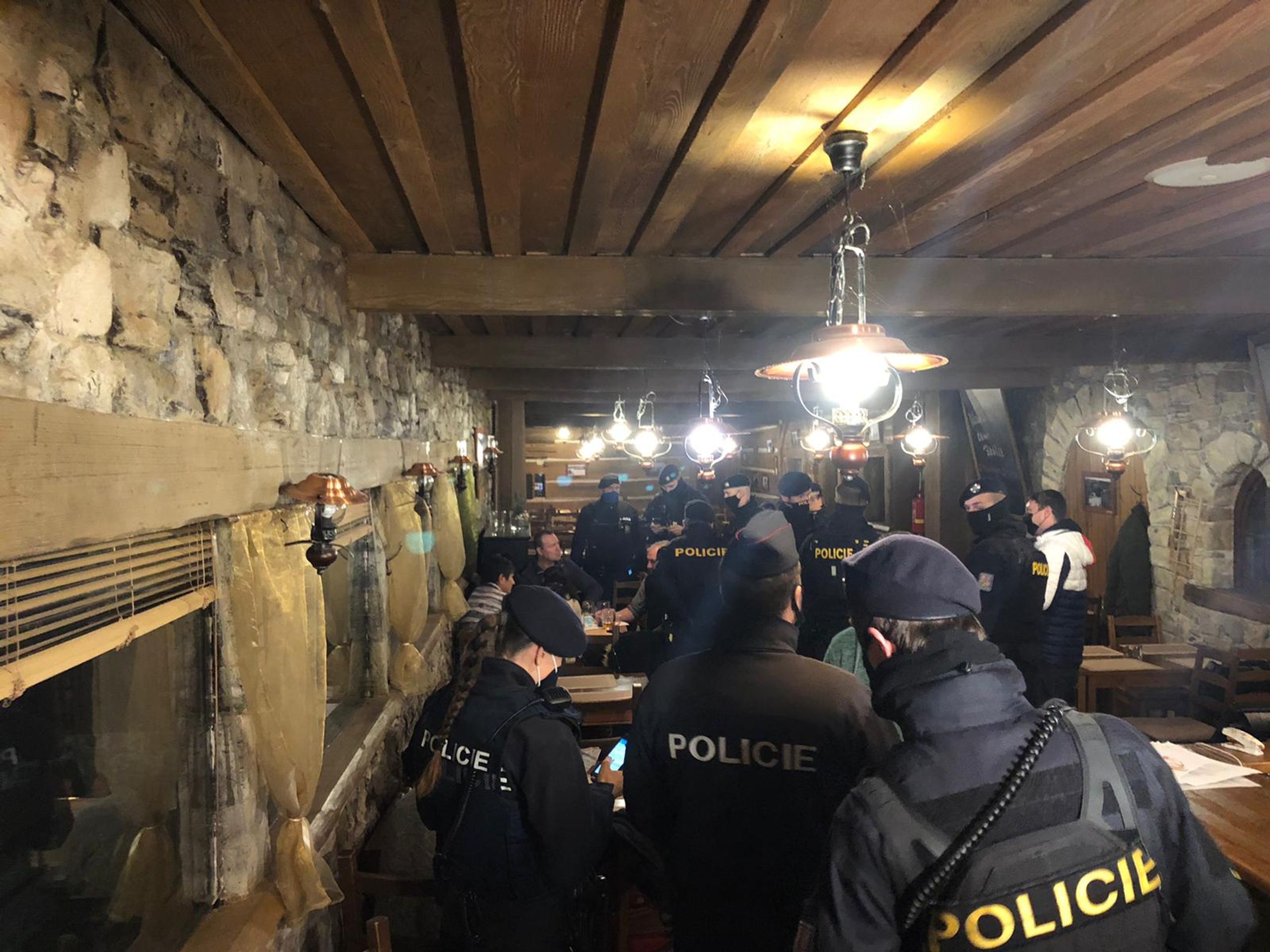 Zásah v hospodě - GALERIE: Policejní zásah v pražské restauraci (2/11)