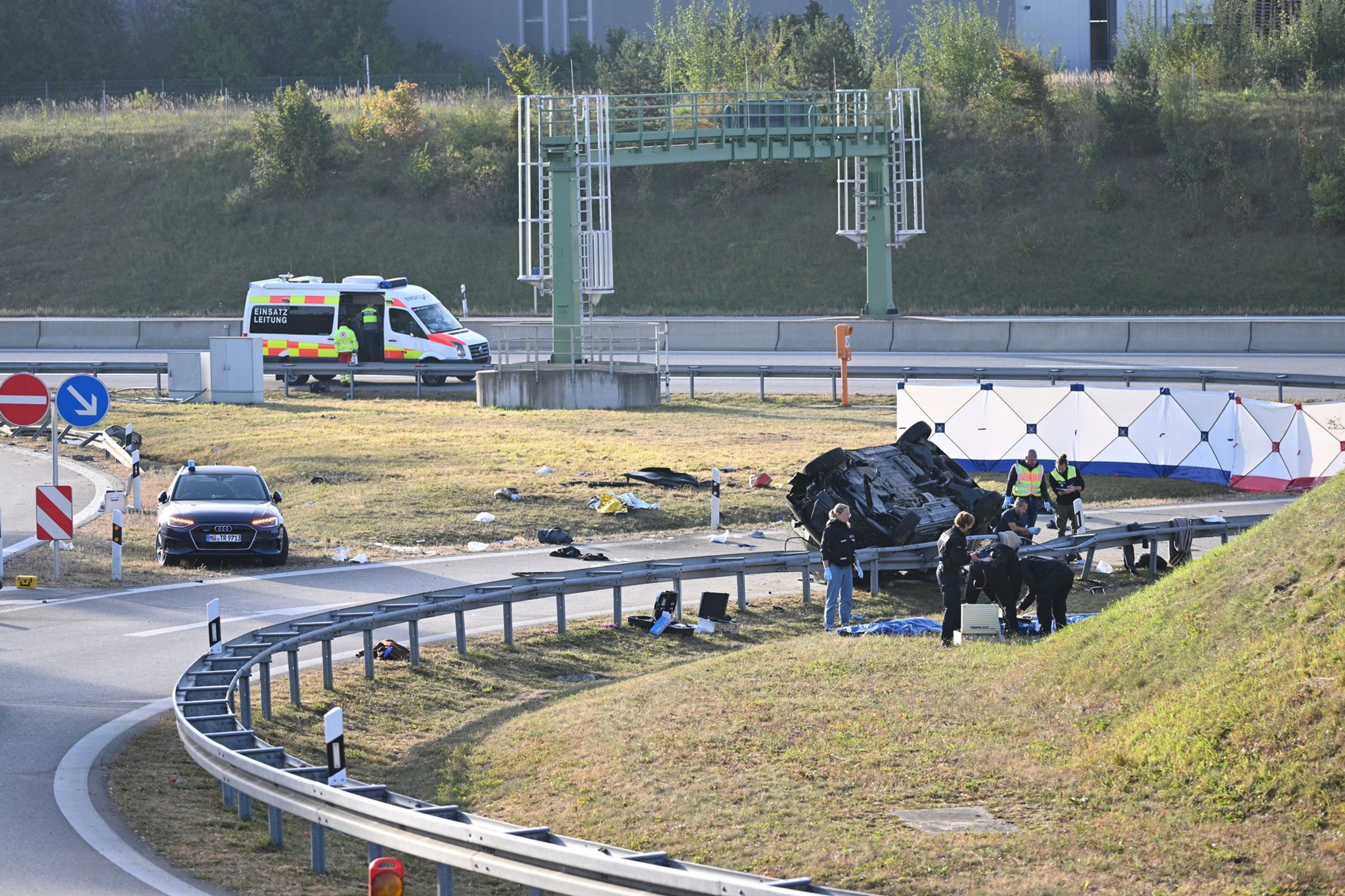 V Německu havarovalo auto s migranty (2) - Tragická havárie v Německu (1/3)