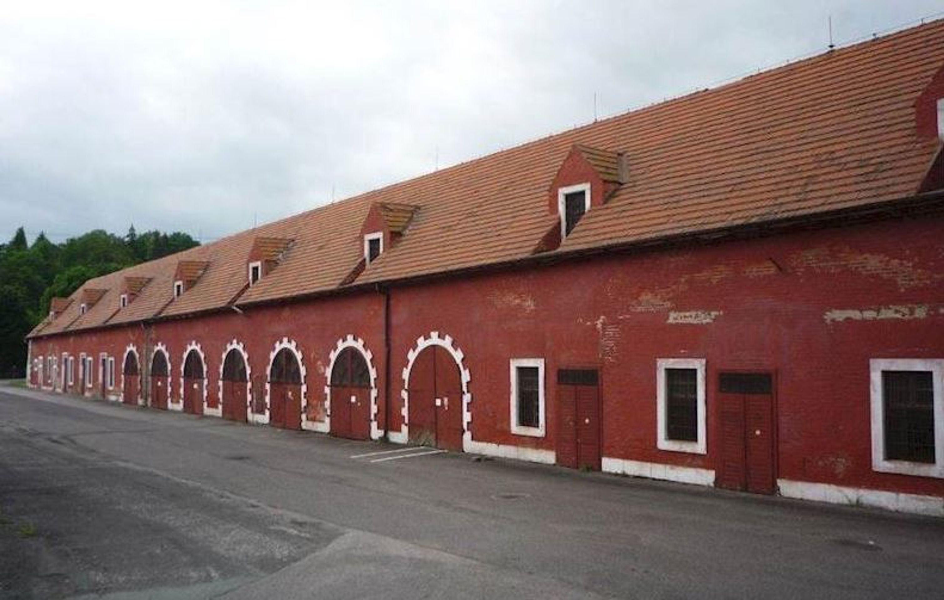 Nabídka majetku - bývalý vojenský objekt v Josefově u Jaroměře za 2,1 milionu - GALERIE: Vybrané nemovitosti, které stát nabízí ke koupi (5/6)