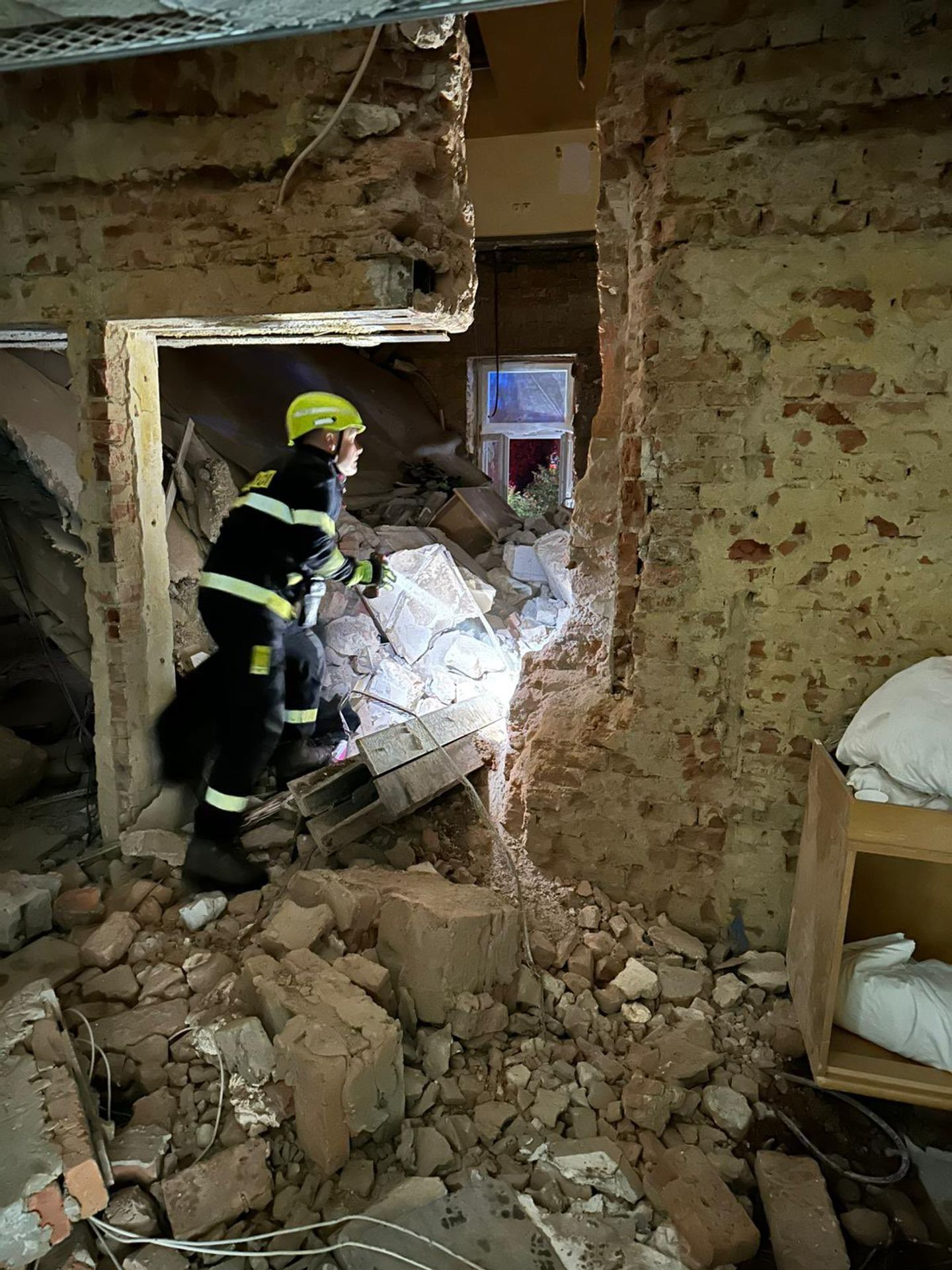 Část stropu hotelu v obci Čeladná se zřítila (2) - Část stropu hotelu v obci Čeladná se zřítila (2/4)