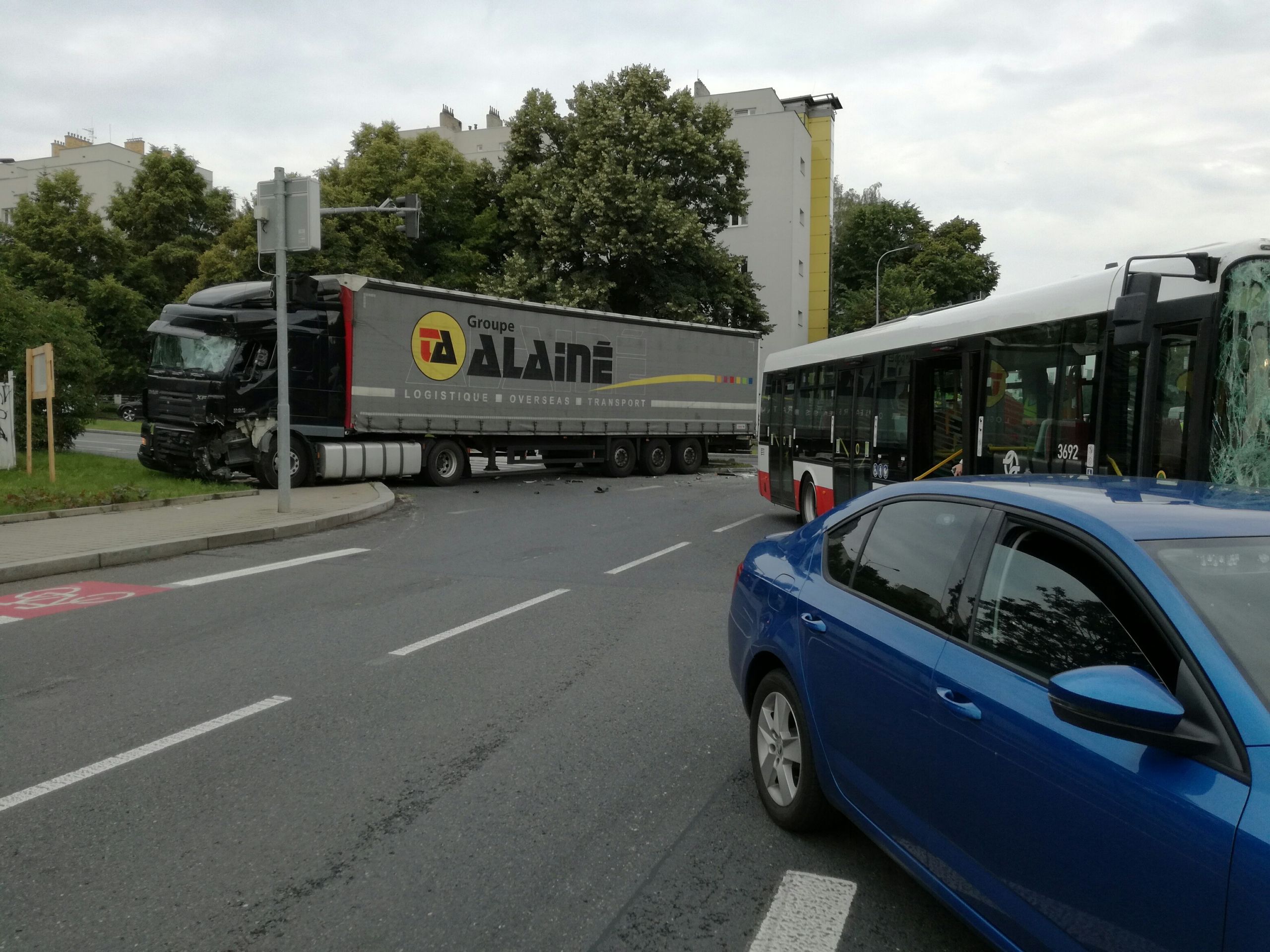 Srážka autobusu a kamionu v Praze - 8 - GALERIE: Nehoda kamionu a autobusu v Praze (8/9)