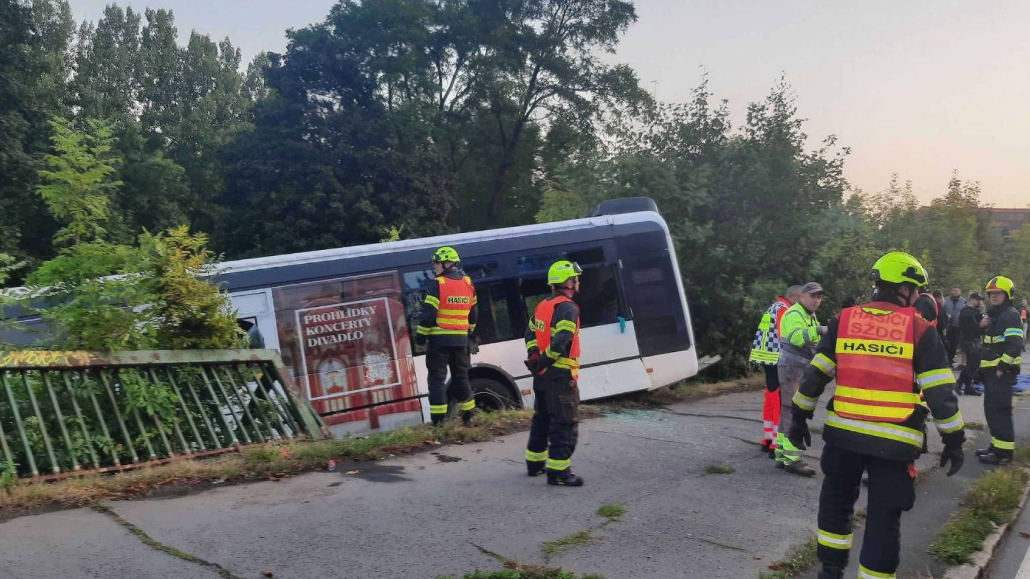 Nehoda autobusu v Karlových Varech - Autobus se v Karlových Varech zřítil do kolejiště (1/5)