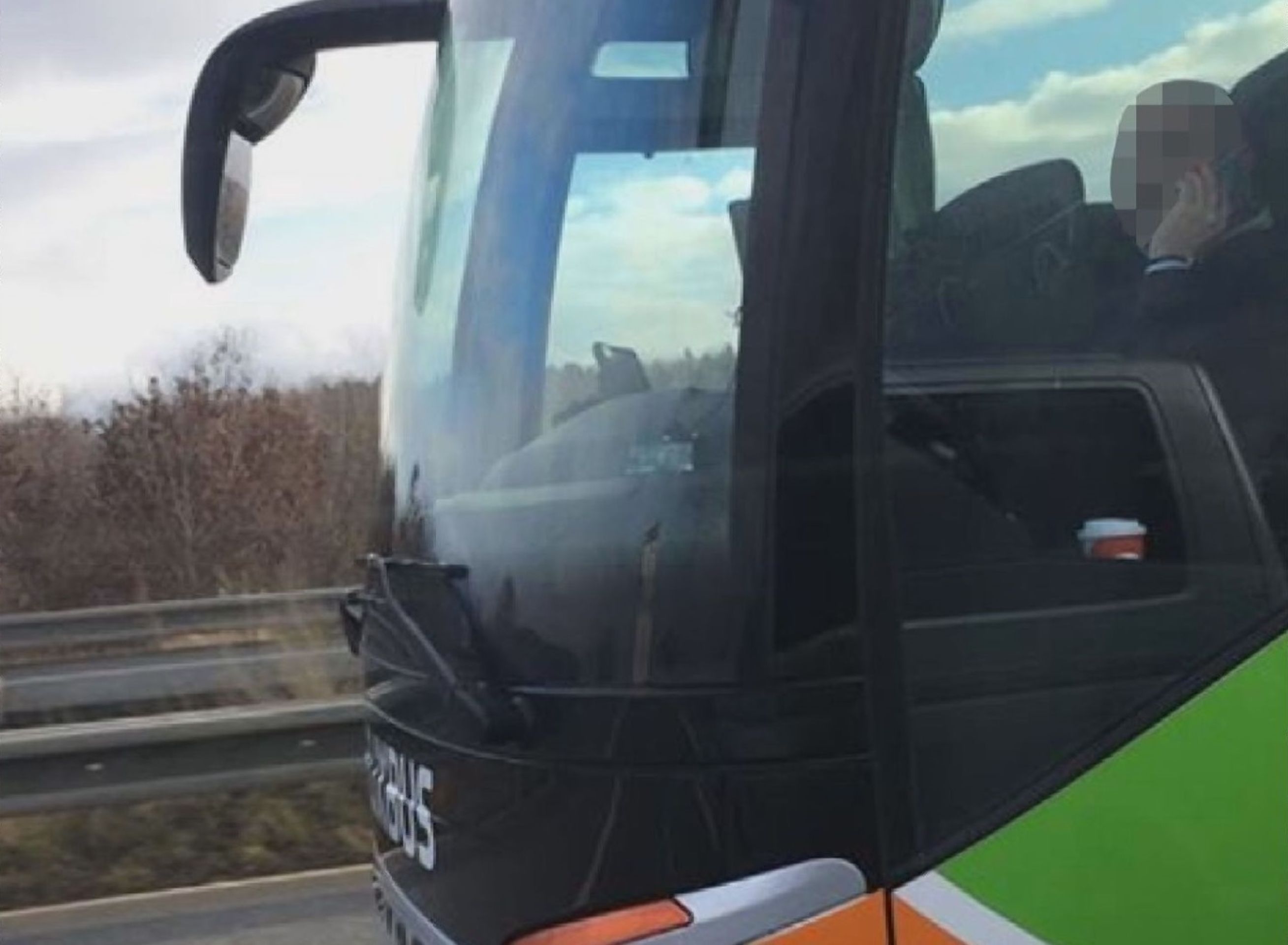 Řidič Flixbusu telefonoval za jízdy - 5 - GALERIE: Řidič Flixbusu telefonoval za jízdy (1/4)