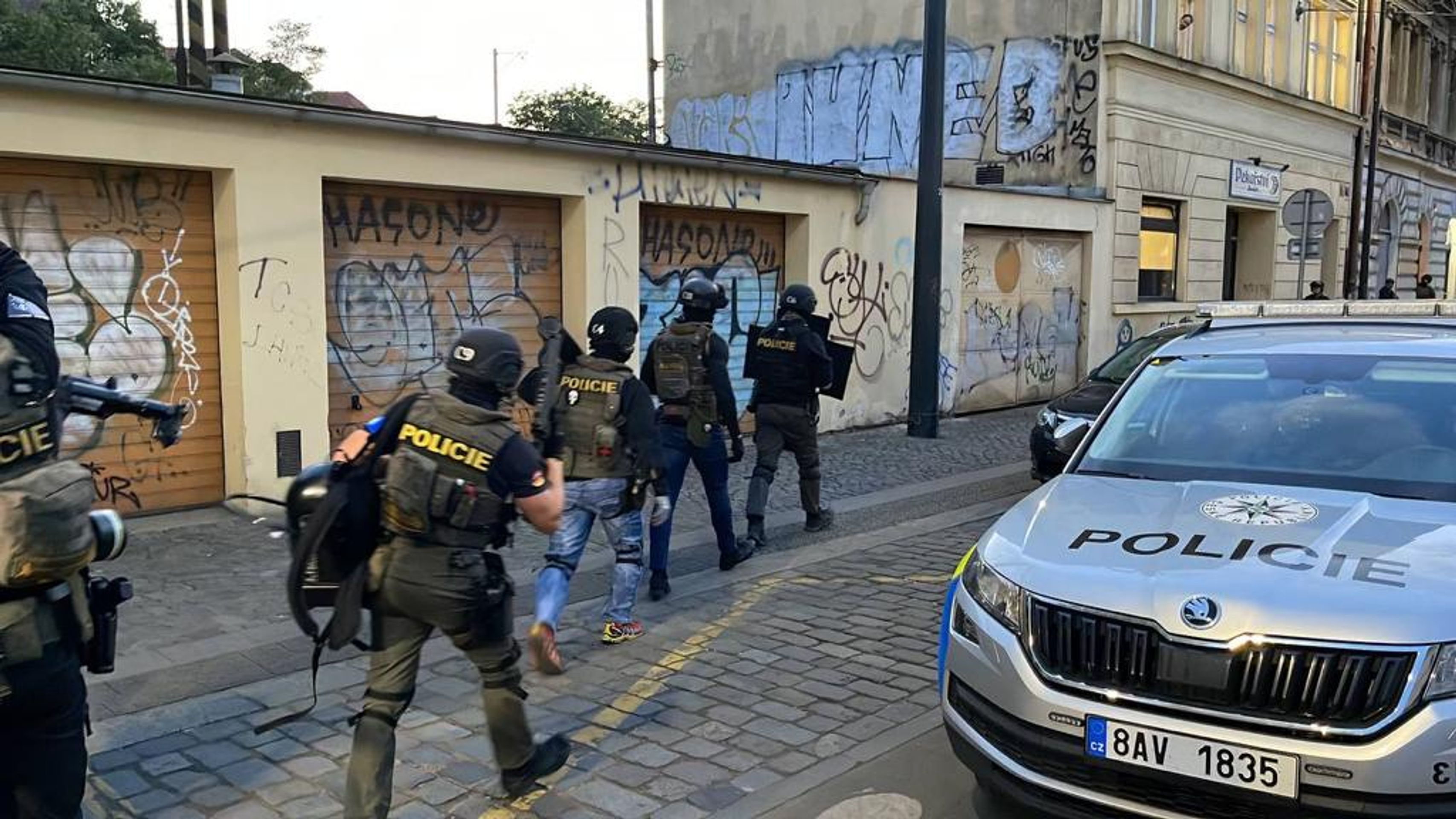 Zabarikádovaný muž v Praze hrozí skokem z okna - Zabarikádovaný muž v Praze hrozí skokem z okna (4/9)