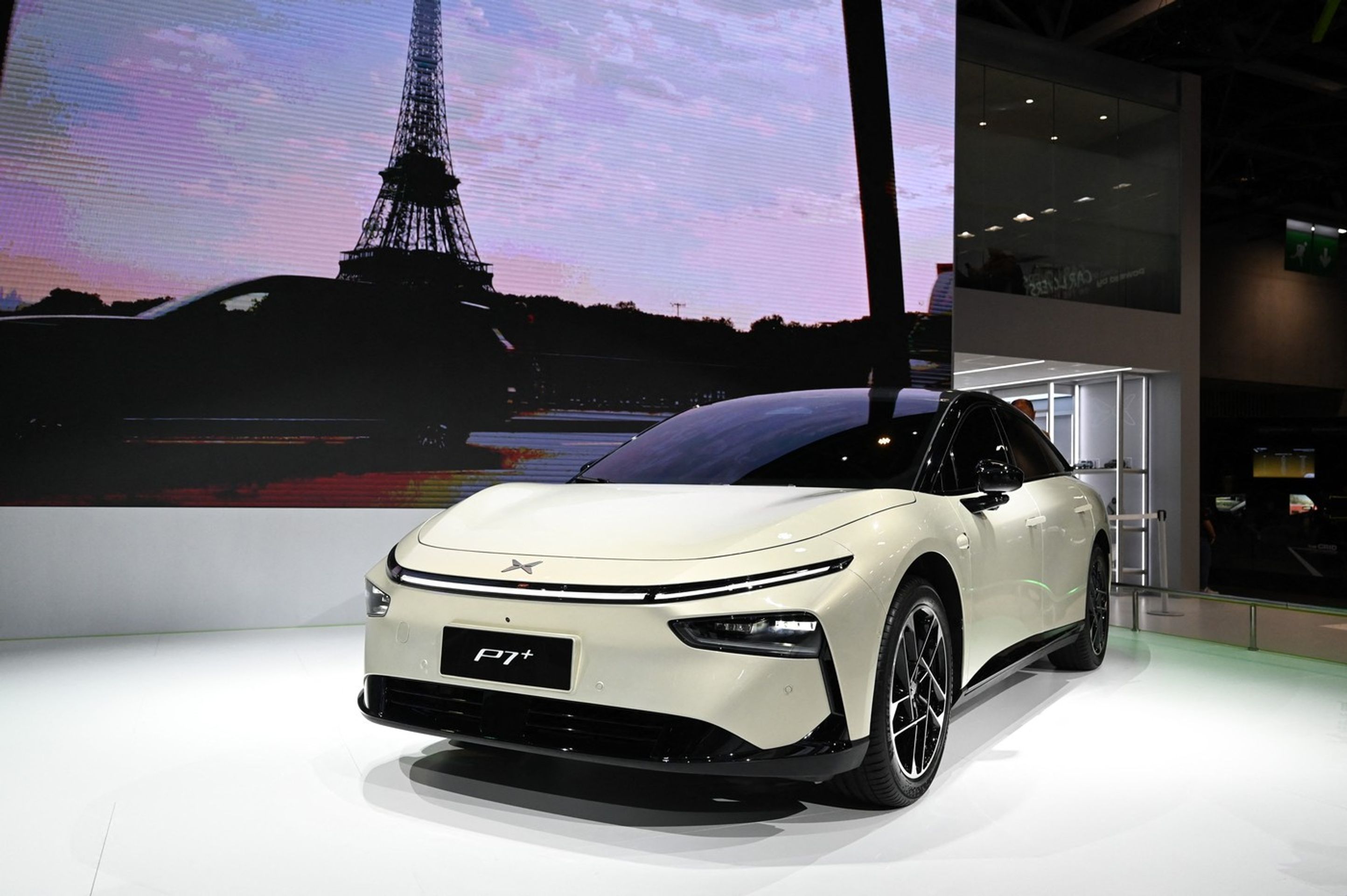 Xpeng P7+ - Čínské elektromobily v Paříži (5/7)