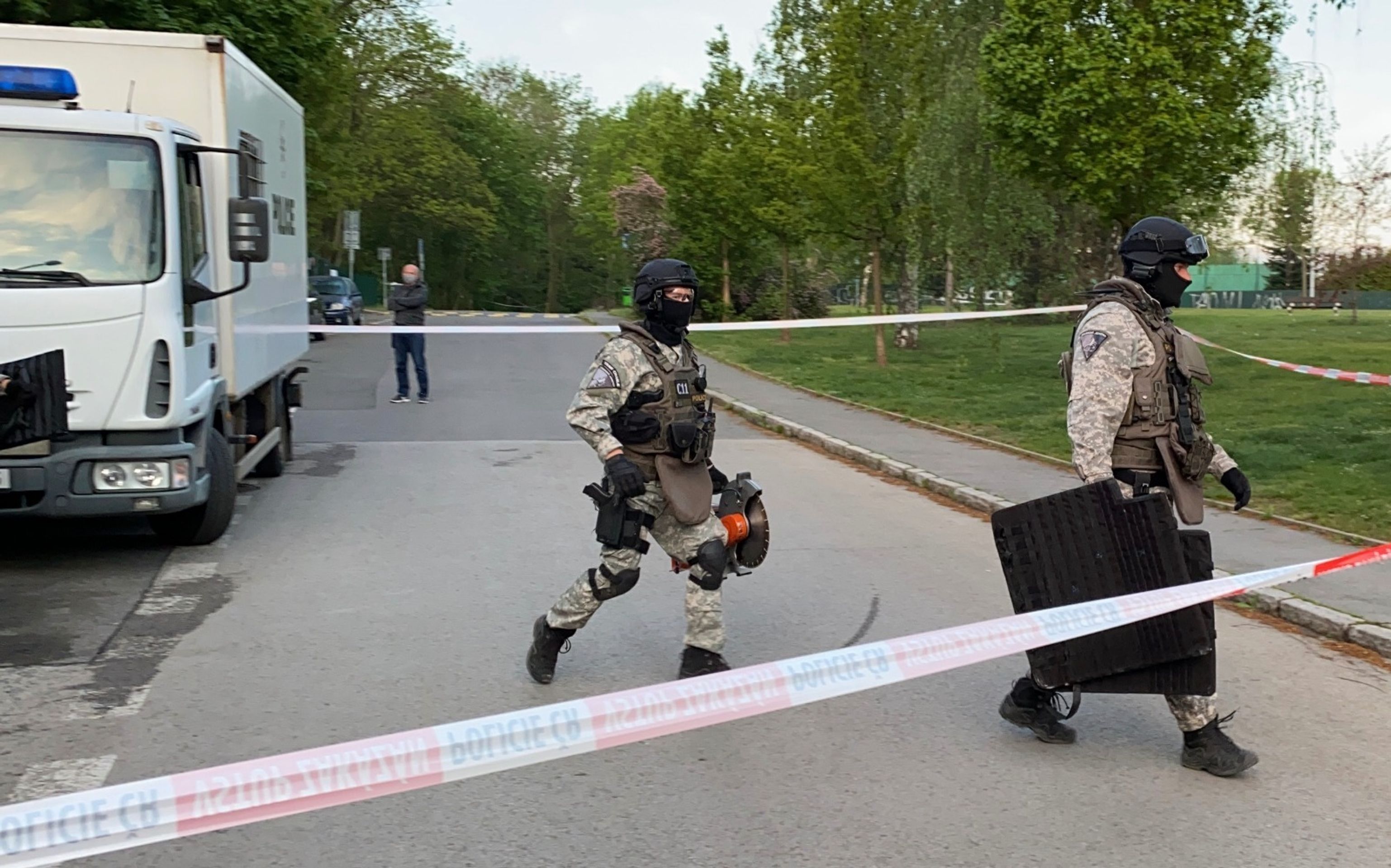 Zásah v domě hrůzy v Pechlátově ulici v Praze - 8 - GALERIE: Zásah policie v domě hrůzy v Pechlátově ulici (12/19)