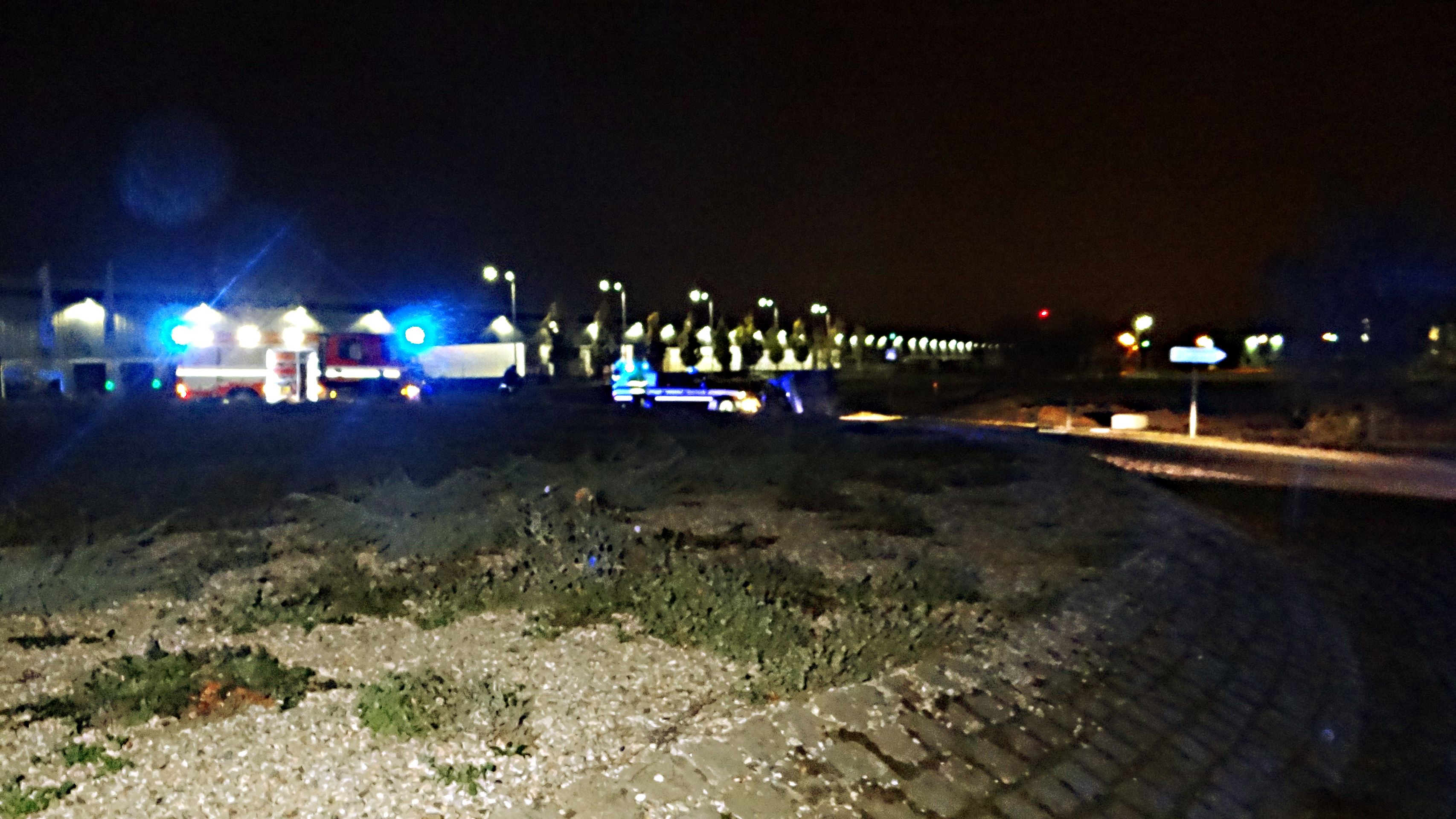 Auto přelétlo desítky metrů přes kruhový objezd a po dopadu začalo hořet - GALERIE: Policejní honička u Prahy (5/6)
