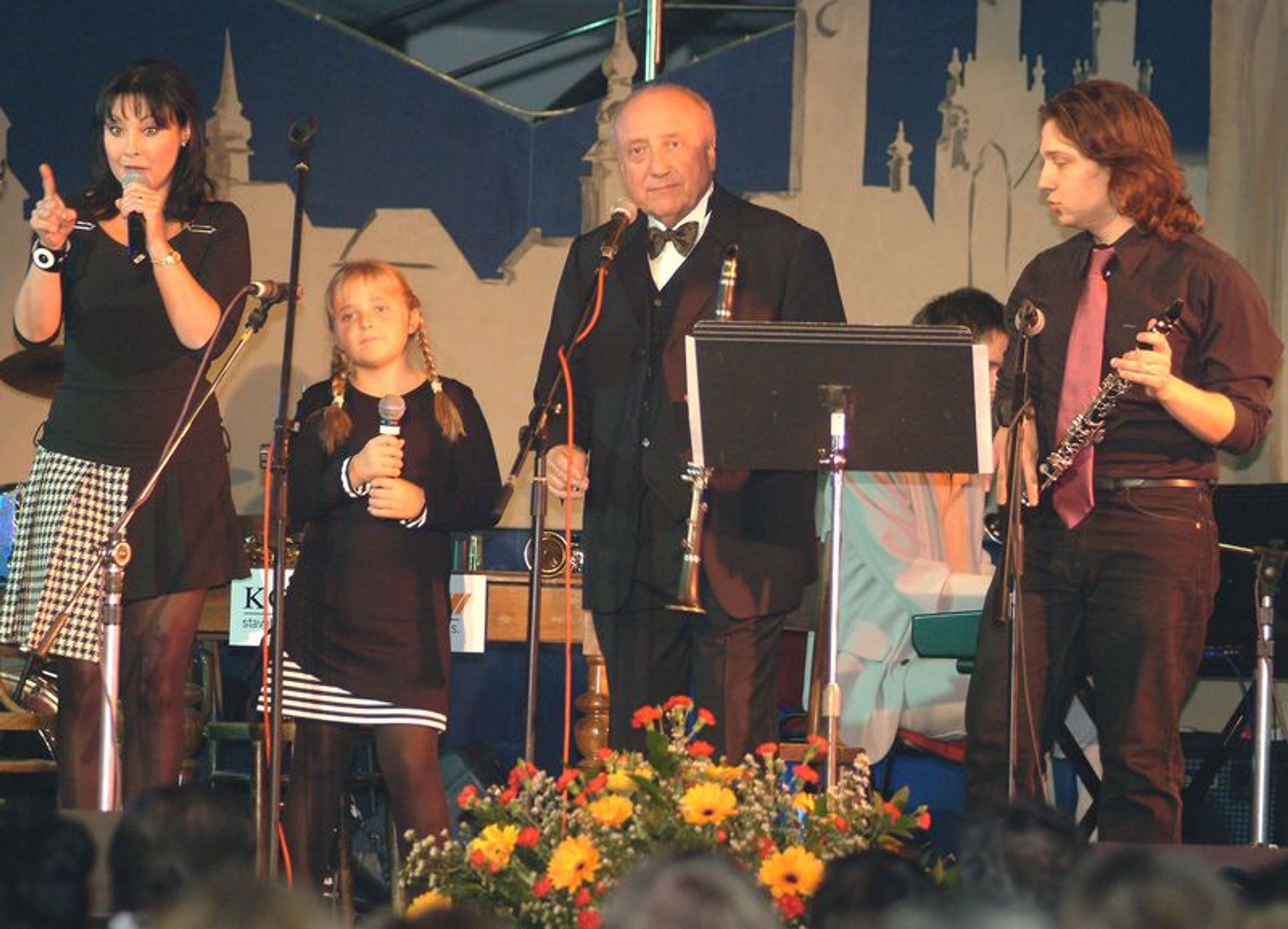 Dagmar Patrasová a Felix Slováček s dětmi Aničkou a Felixem v roce 2003 - Podporovatelé Miloše Zemana (10/11)