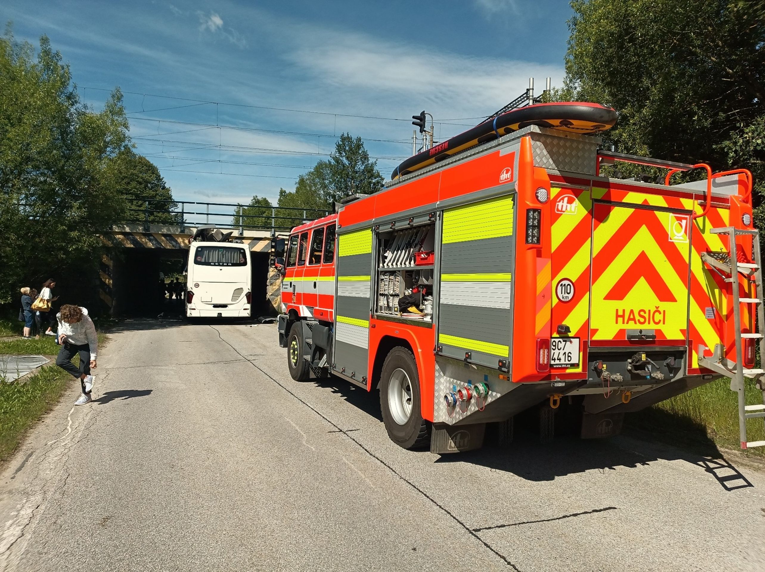 Autobus zůstal zaseknutý pod železničním viaduktem - Autobus zůstal zaseknutý pod železničním viaduktem (6/7)