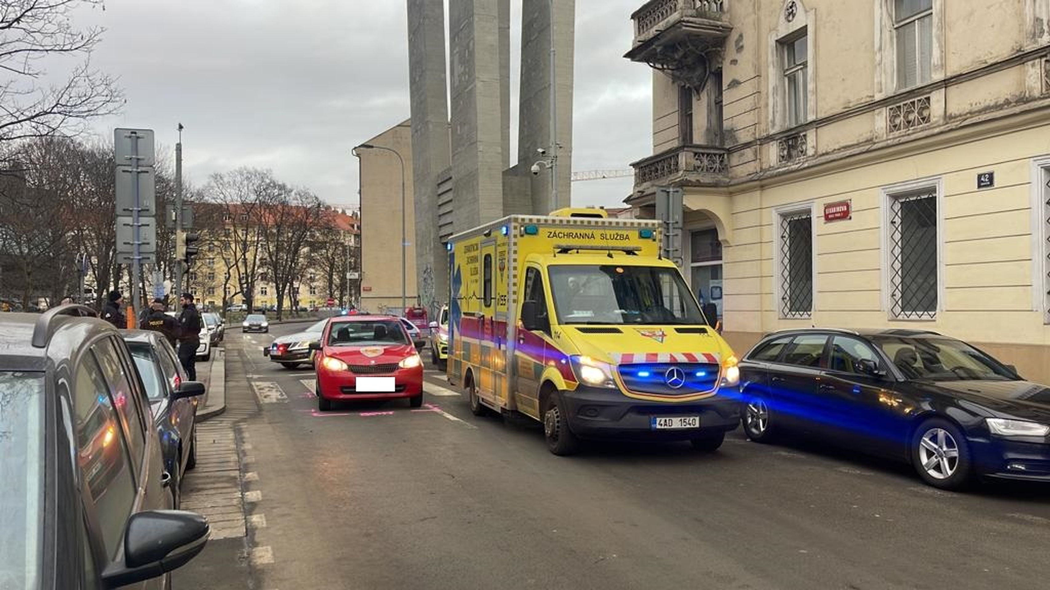 Auto v Praze srazilo dvě chodkyně - Nehody v Praze (8/8)