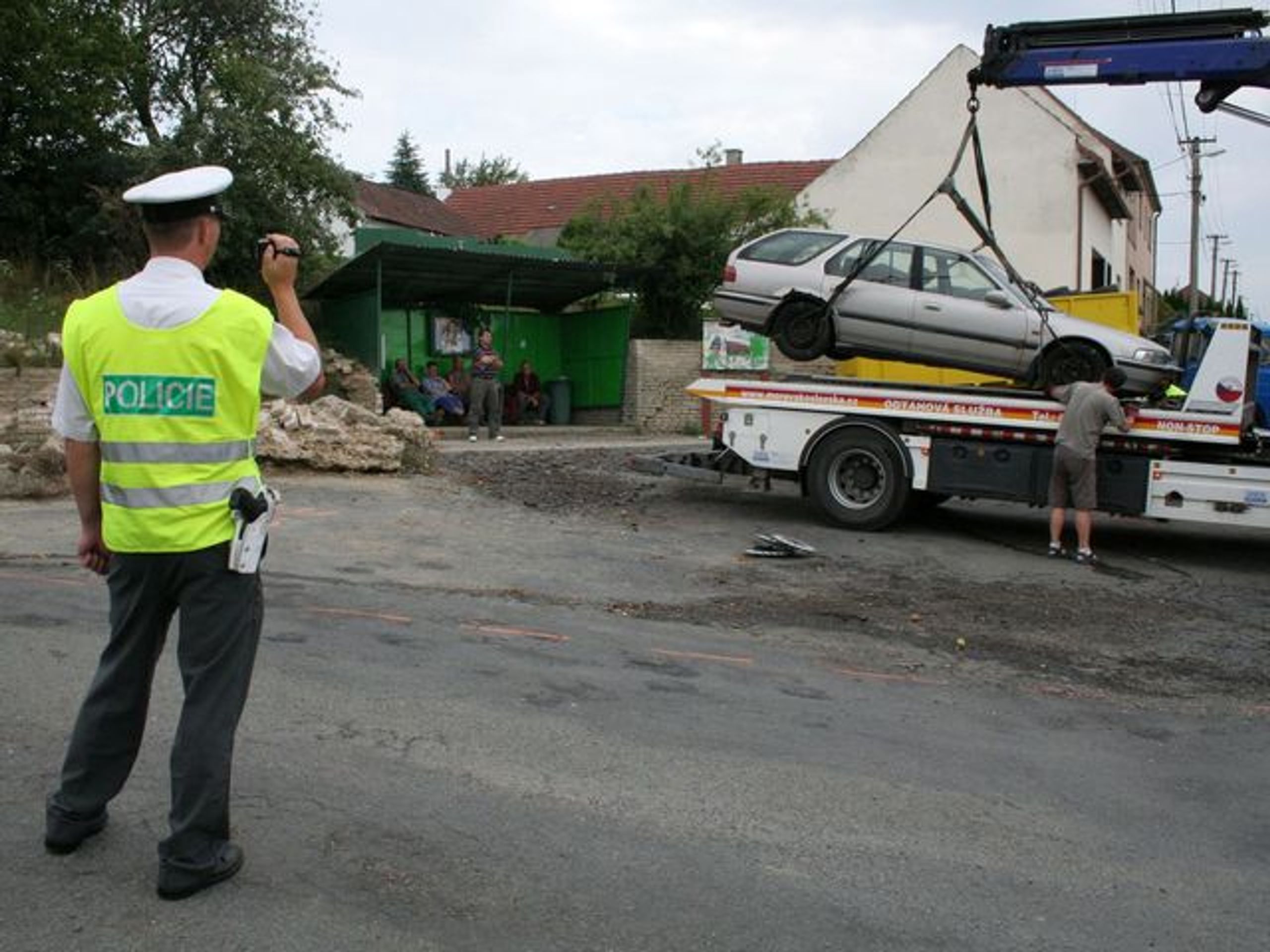 Muž zablokoval zastávku MHD pneumatikami - GALERIE: Muž zablokoval zastávku MHD pneumatikami (3/4)
