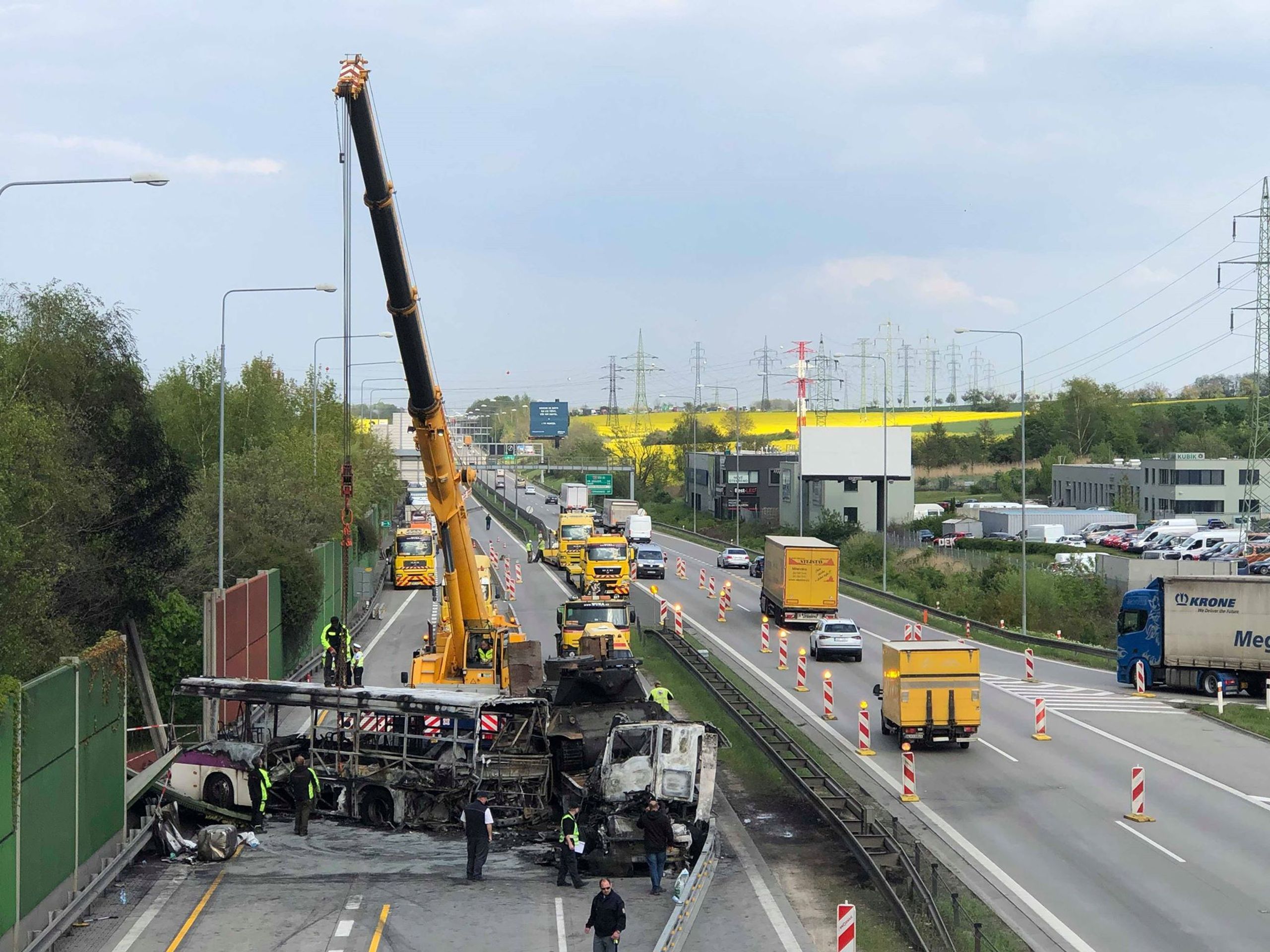 Odklízení trosek na Pražském okruhu - 5 - GALERIE: Nehoda autobusu a kamionů na pražském okruhu (22/30)