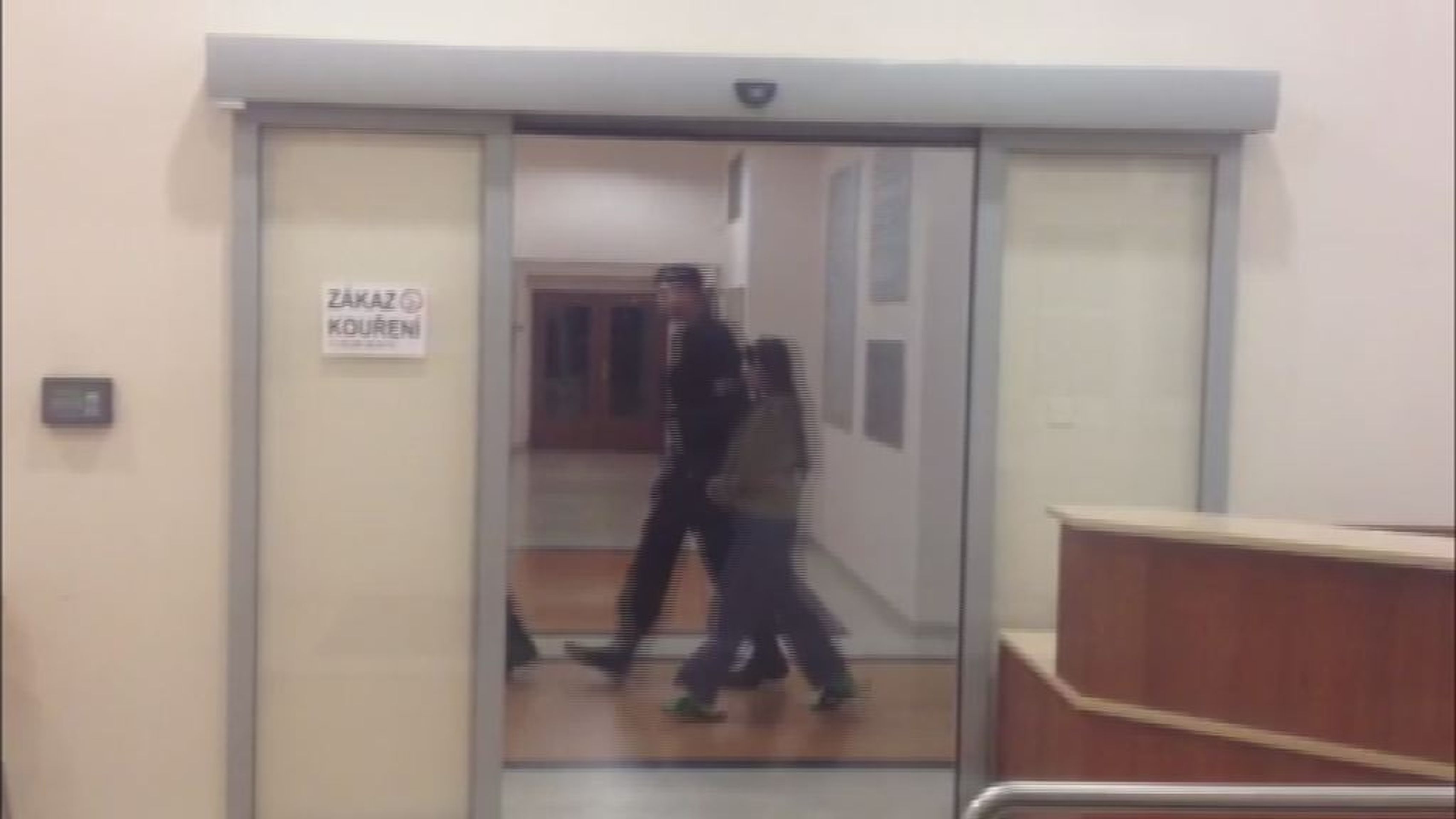 Policie odvádí útočnici - Andrejka a Petr (6/6)