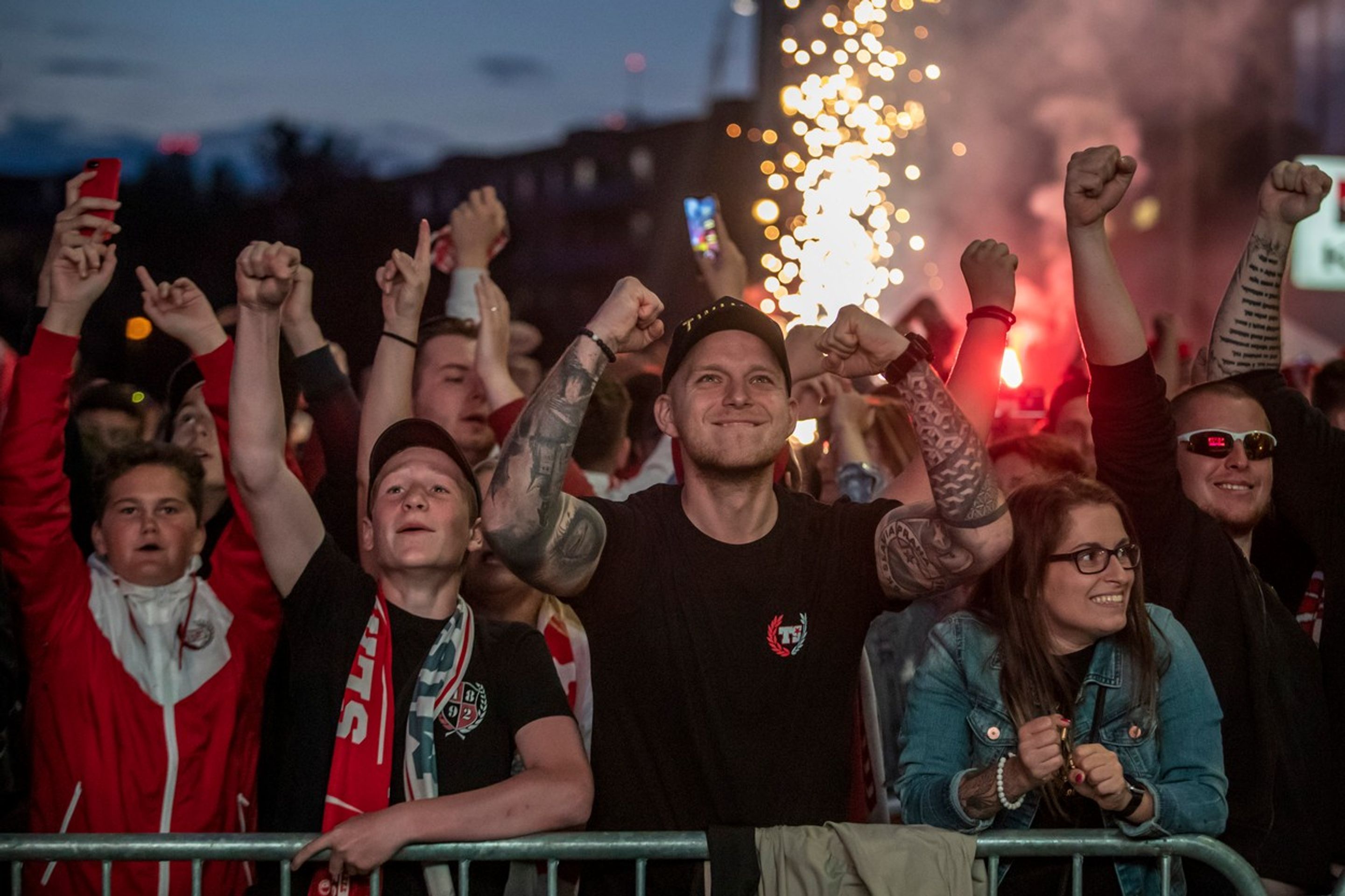 Fanoušci vytvořili hráčům parádní atmosféru - GALERIE: Slávisté si užili oslavy titulu před stadionem s tisícem fandů! (11/12)