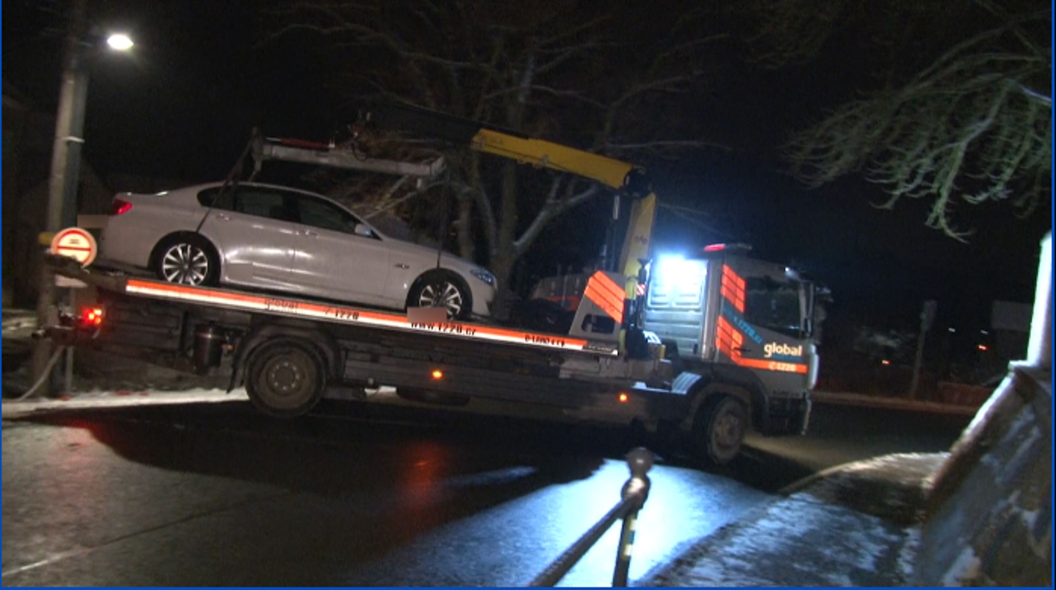 Vozidlo nechali policisté odtáhnout k podrobnému ohledání - GALERIE: Auto usmrtilo muže ve Velkých Popovicích (5/6)
