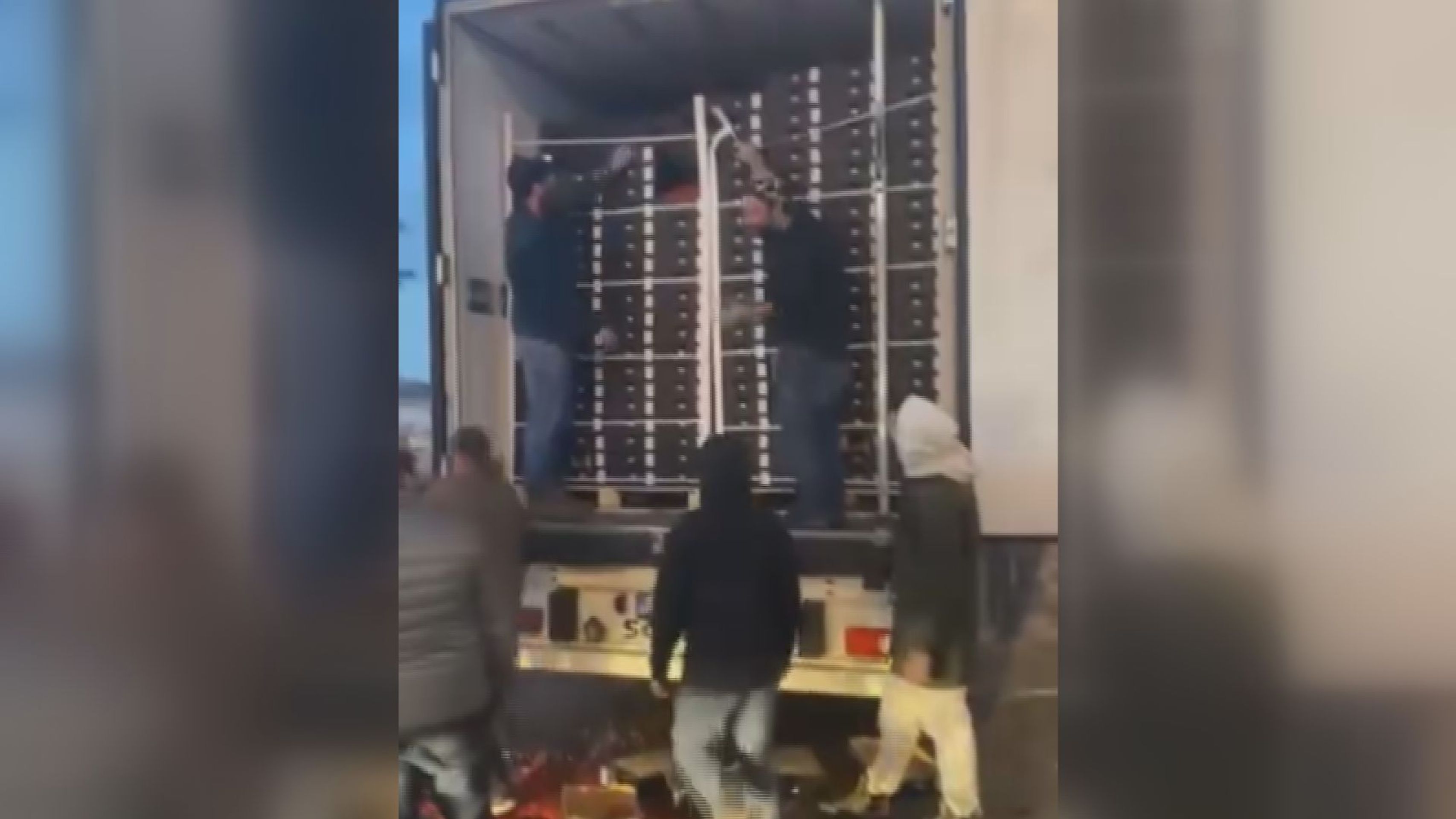 České kamiony ve Francii vyrabovali protestující zemědělci - Protesty zemědělců ve Francii (3/3)