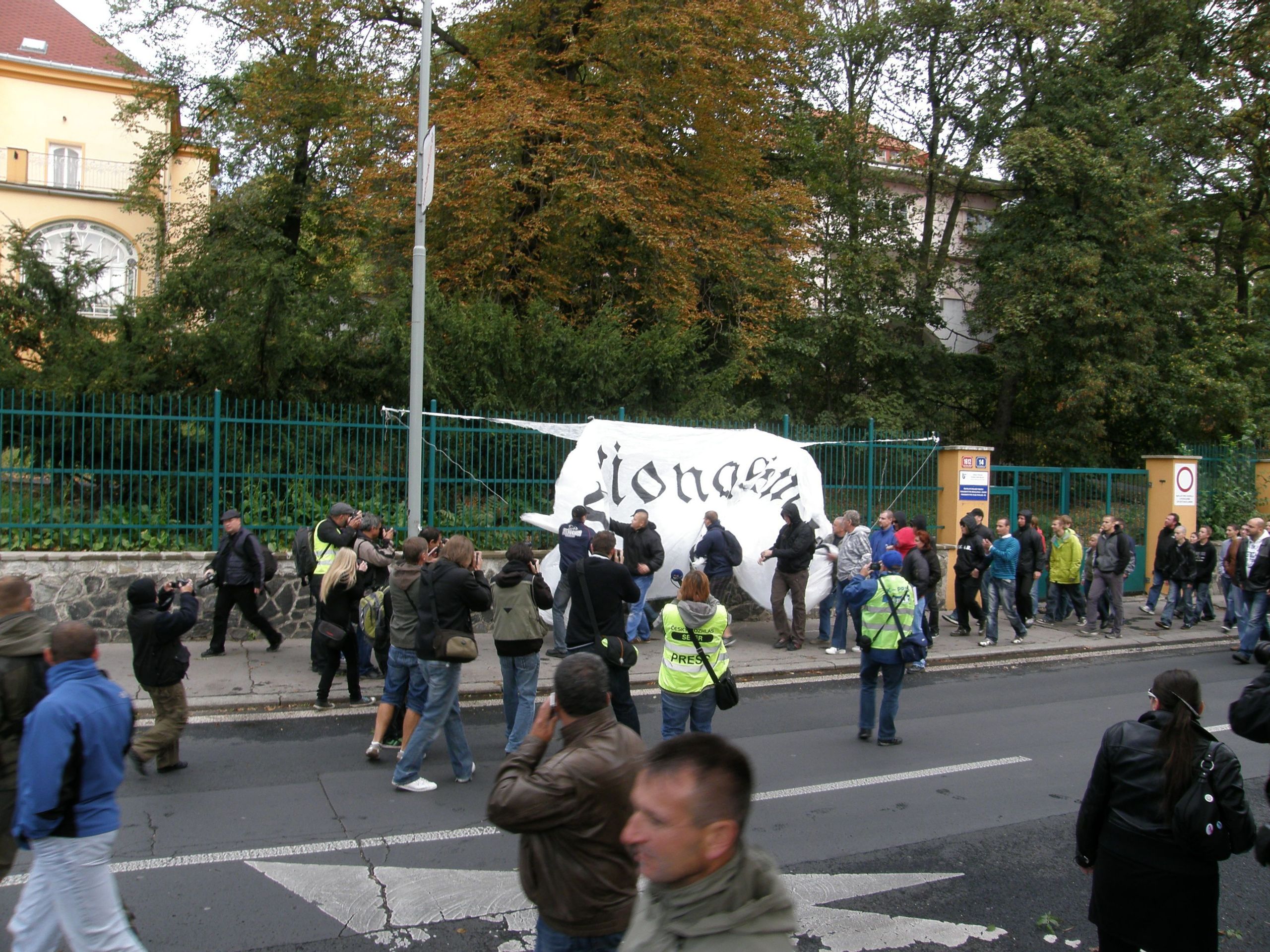 Demonstrace proti romské kriminalitě - 5 - GALERIE: Demonstrace proti romské kriminalitě (5/15)