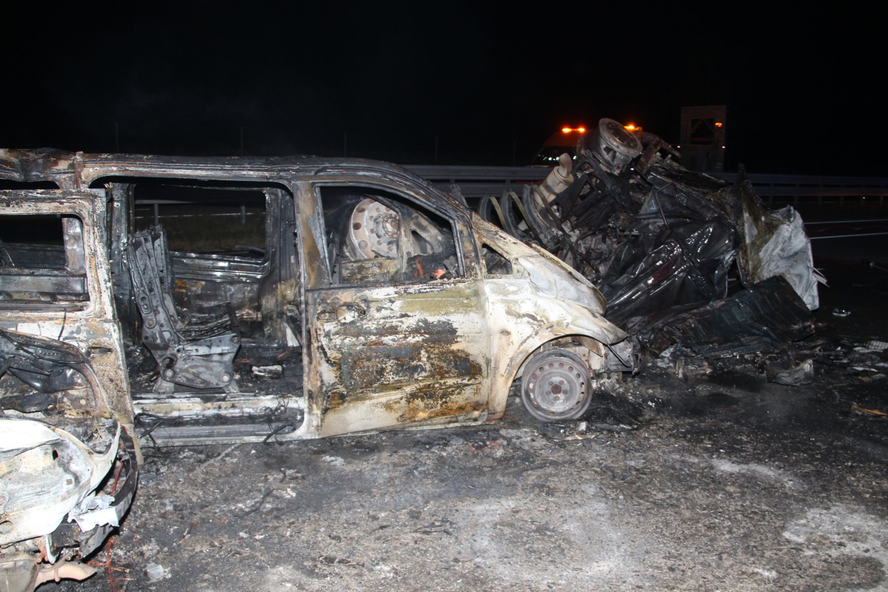 Vyhořelé auto MMA zápasnic - GALERIE: Děsivá nehoda MMA zápasnic (4/4)
