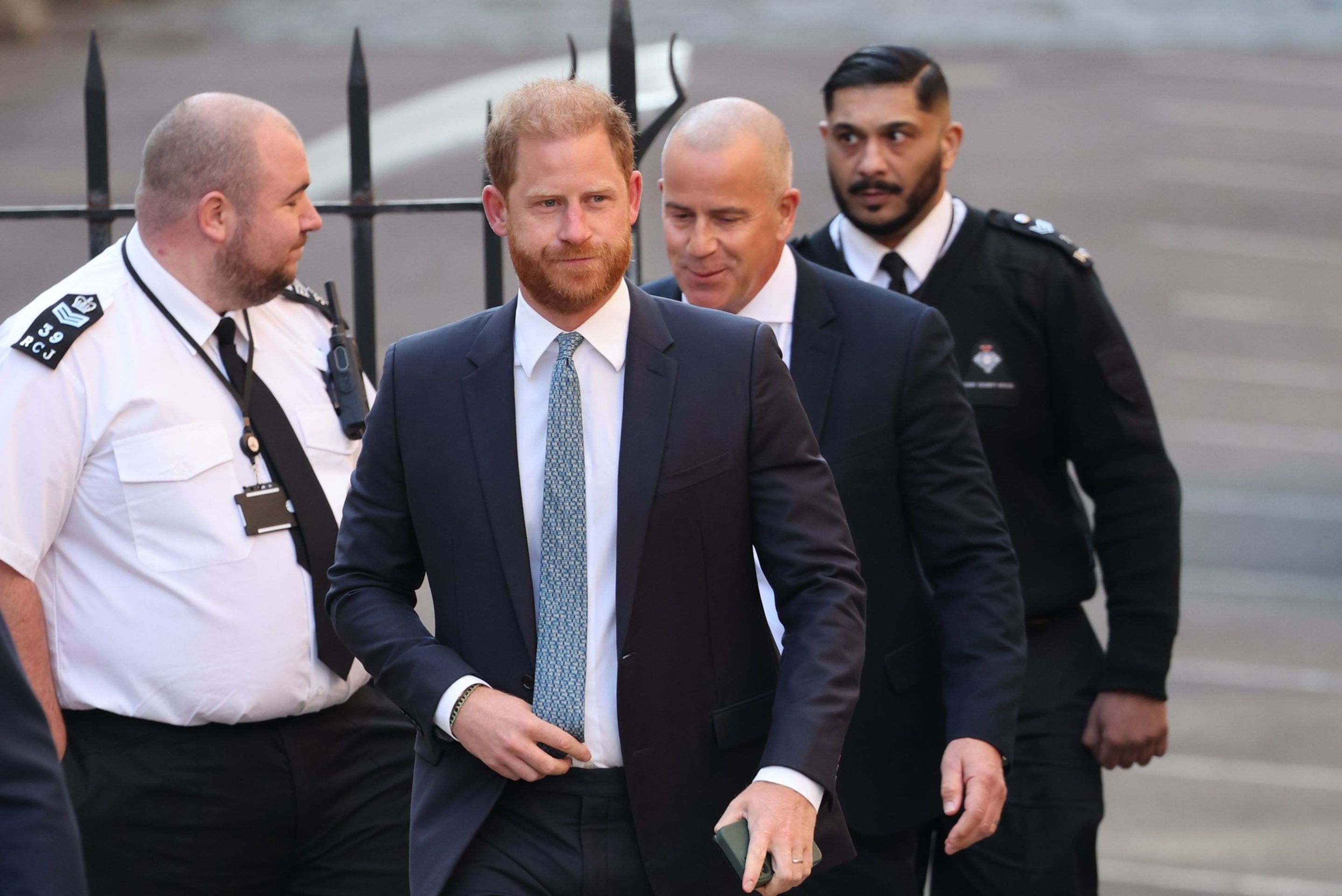 Princ Harry dorazil k soudu v Londýně, 8. 4. 2025 (2) - Princ Harry se vrátil do Británie (4/5)