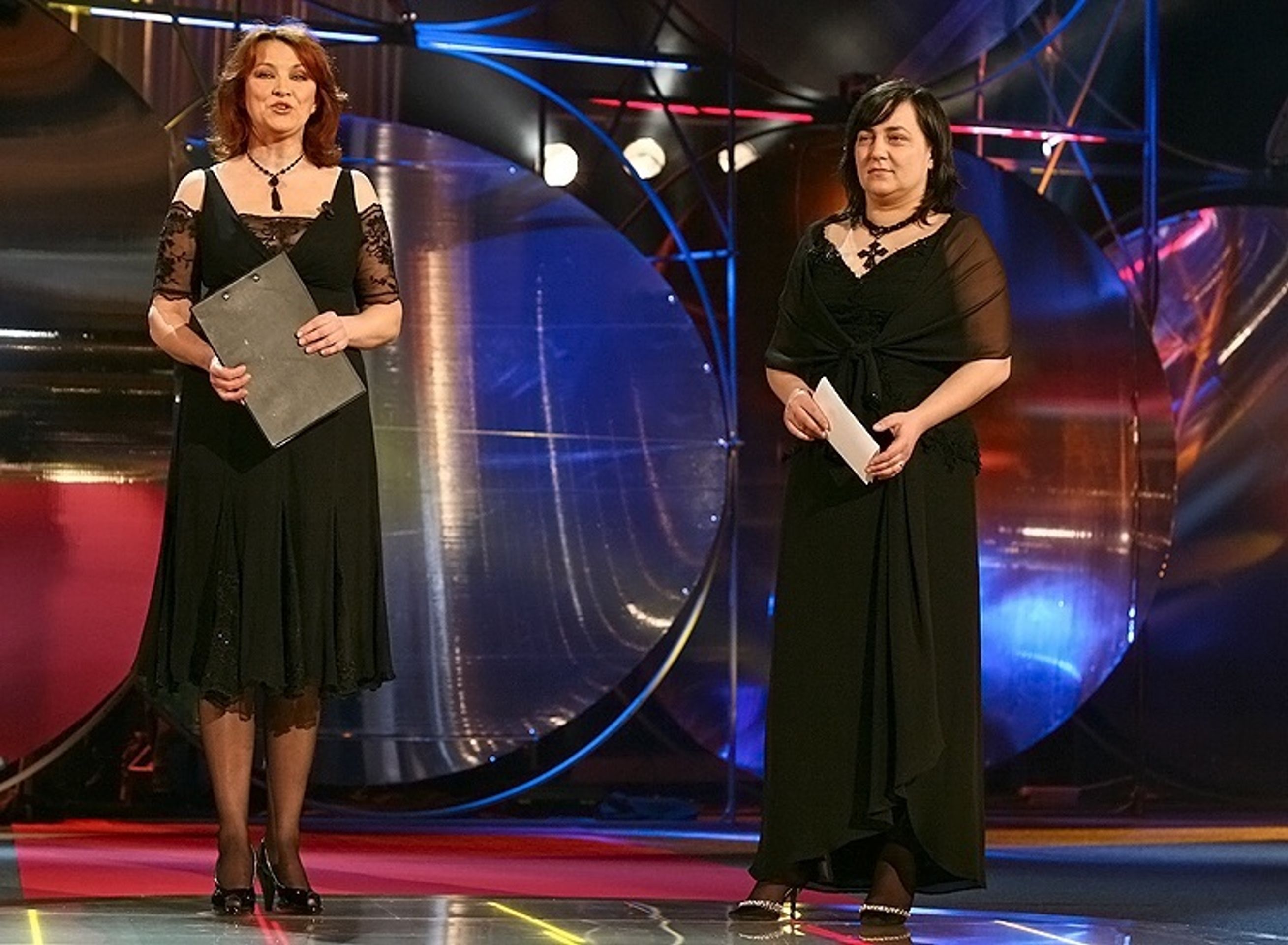 Zlata Adamovská spolu s šéfredaktorkou týdeníku Televize Simonou Kadlíkovou  - TýTý 2006: John šlape na paty Karlu Gottovi (10/12)