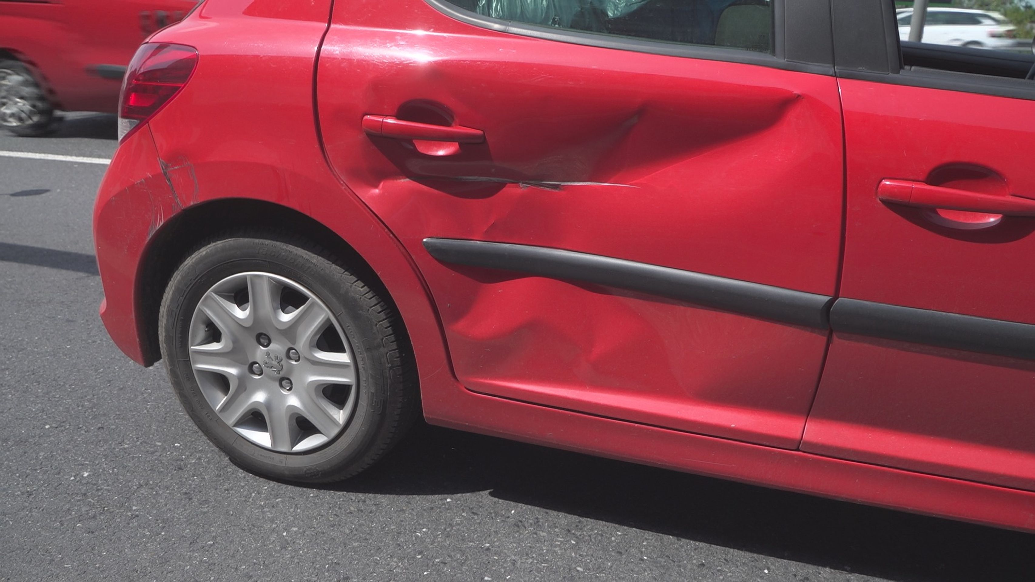 Nehoda na jižní spojce - 6 - GALERIE: Na Jižní spojce se srazilo auto s vojenskou houfnicí (5/10)
