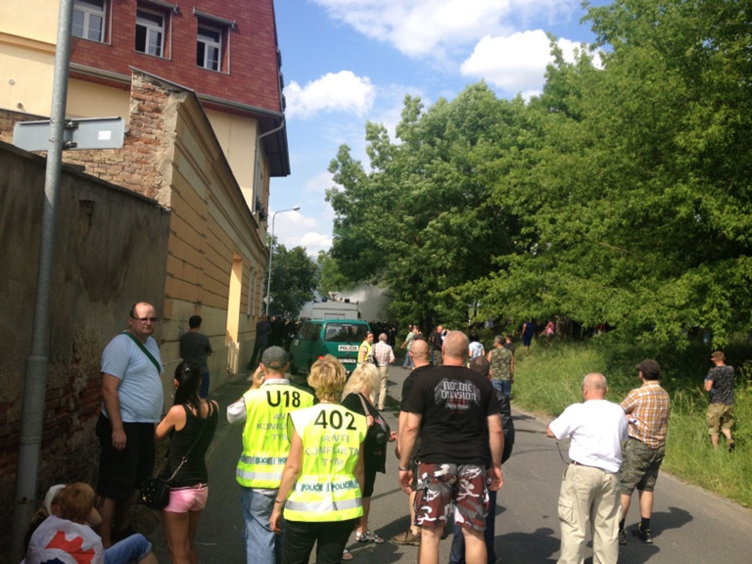 Vodní dělo v Duchcově - GALERIE: Demonstrace a bitky v Duchcově (1/6)