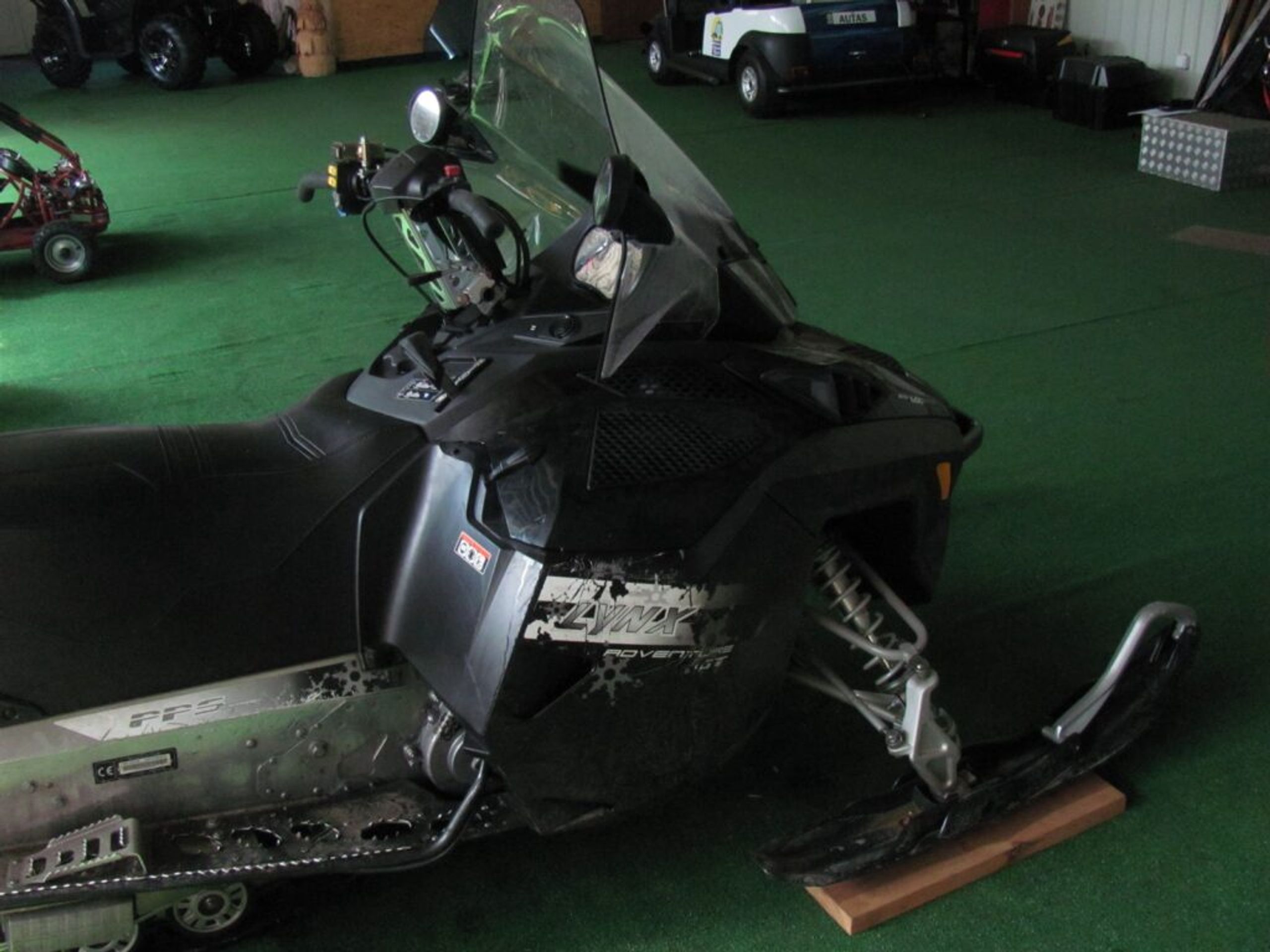 Sněžný skútr LYNX – Adv. Grand Tourer 600 – od 76 tisíc Kč - GALERIE: Levné skútry od horské služby (2/9)