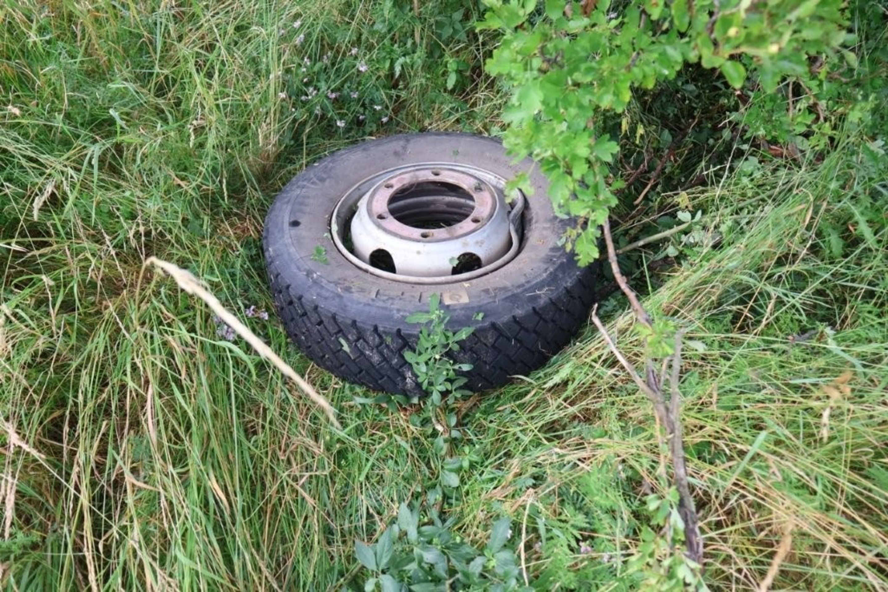 Nákladnímu vozidlu za jízdy upadla kola (3) - Nákladnímu vozidlu za jízdy upadla kola (3/7)