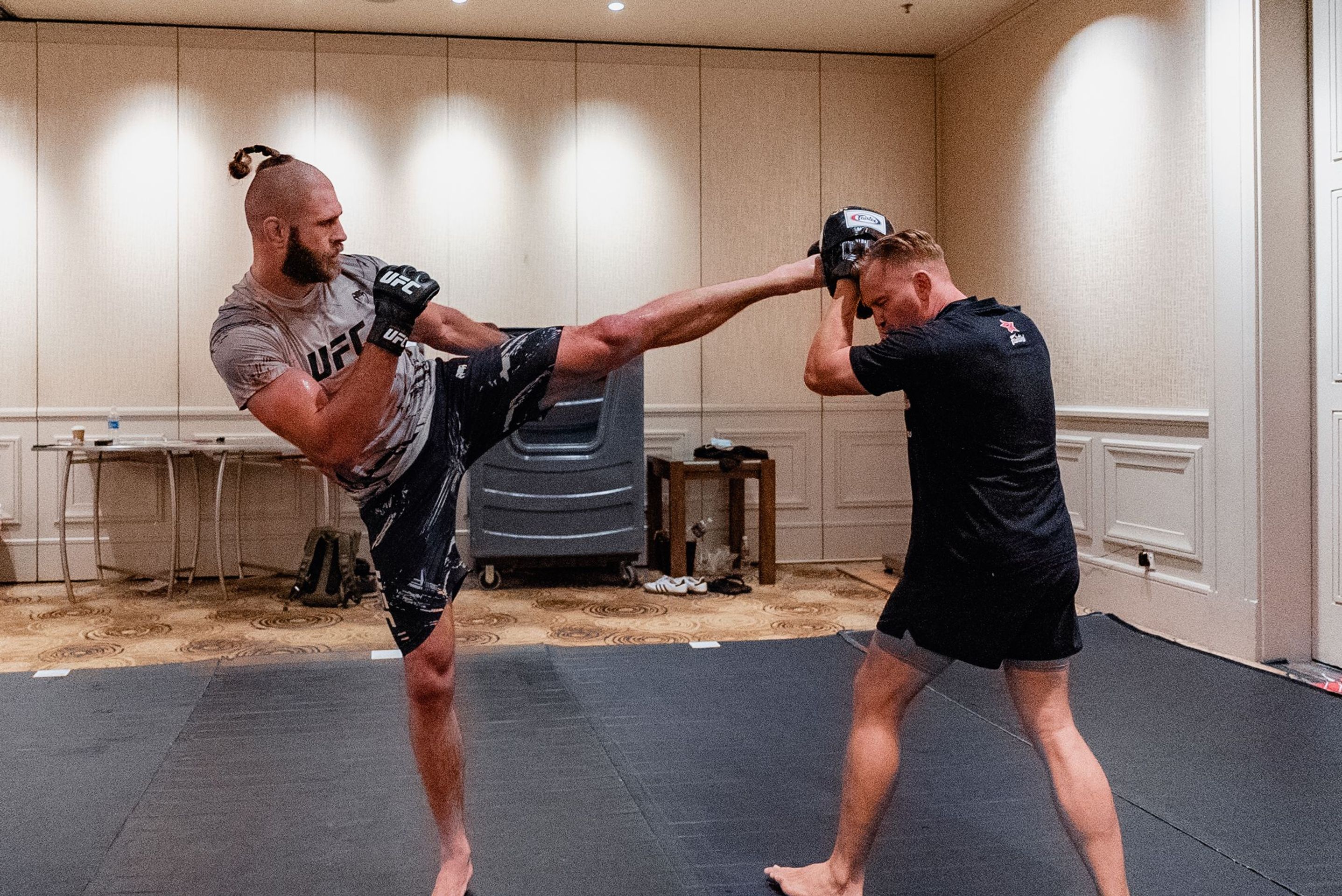 Jiří procházka před UFC 275 lapuje s Martinem Karaivanovem - Týden Jiřího Procházky před titulovým zápasem na UFC 275 (2/16)